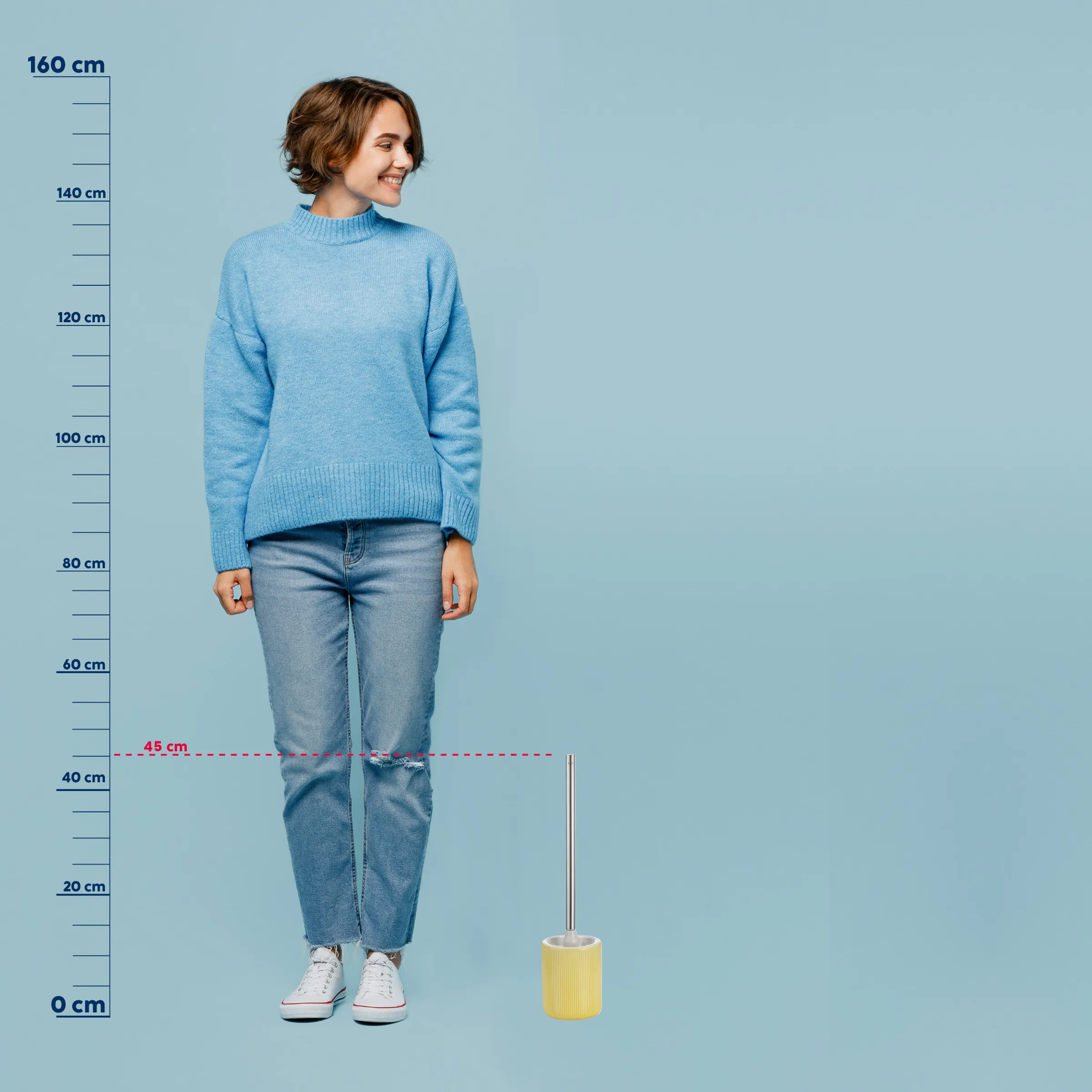 Strickpullover Größentabelle - Damenmode Größenberater Frau in hellblauem Strickpullover und zerrissener Jeans steht vor Messskala, neben gelbem Behälter
