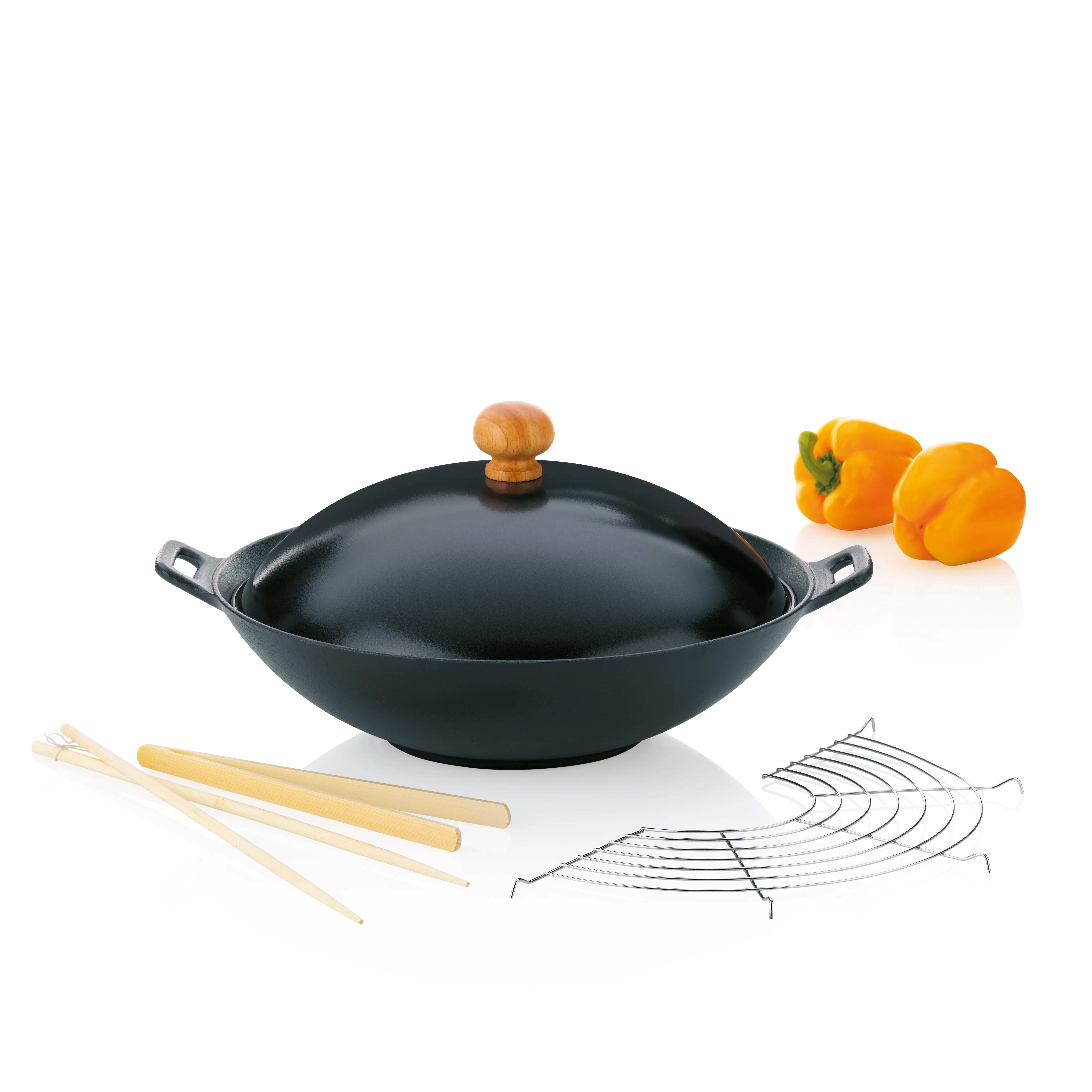 Wok Set mit Deckel und Zubehör kaufen Schwarzer Wok mit Holzdeckel und Griffen, umgeben von gelben Paprika, Essstäbchen und Wok-Zubehör