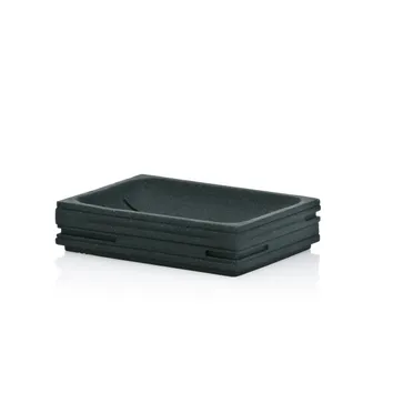Schwarze stapelbare Kunststoffbox mit strukturierter Oberfläche und Griffen an den Seiten, in isometrischer Ansicht.