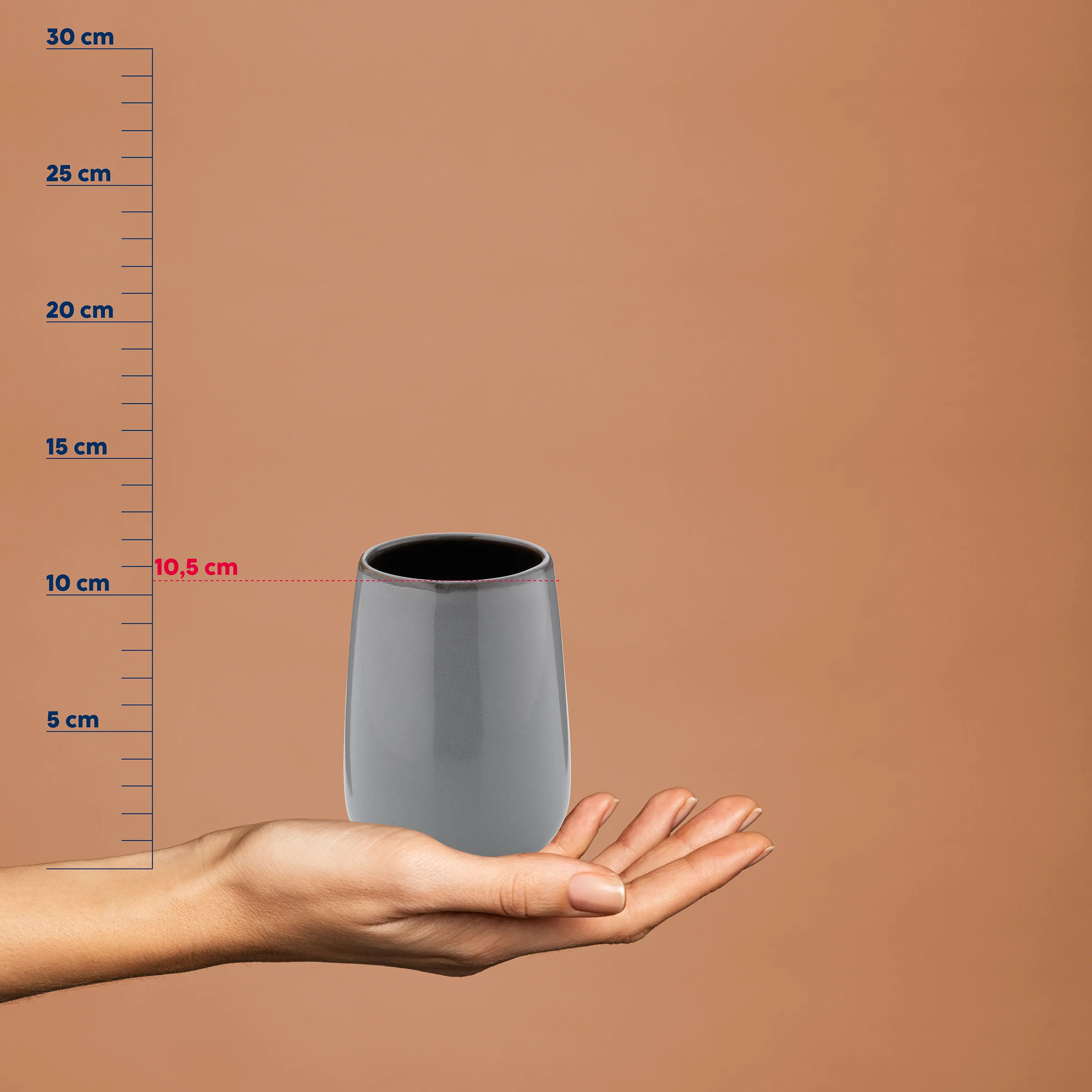 Keramiktopf 10,5 cm - Blumentopf Größenvergleich Grauer Keramiktopf mit 10,5 cm Durchmesser wird in einer Hand gehalten, neben Größenskala bis 30 cm