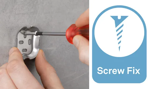 Screw Fix Dübel - Wandbefestigung leicht gemacht Hände beim Eindrehen einer roten Schraube in eine Wand mit Screw-Fix-Logo und Schrauben-Symbol