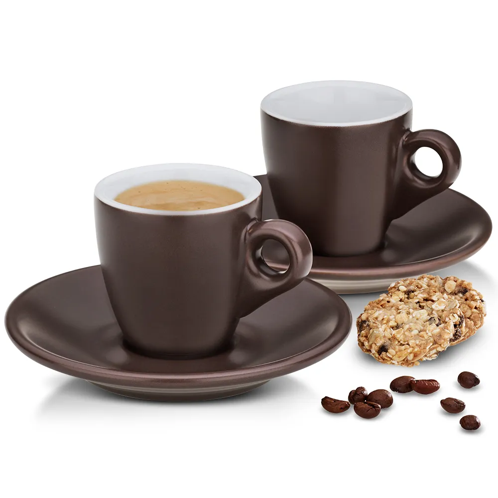 Service à espresso brun avec café, barre de céréales et grains de café Deux tasses à espresso brunes avec soucoupe, l'une remplie de café, avec barre de céréales et grains de café