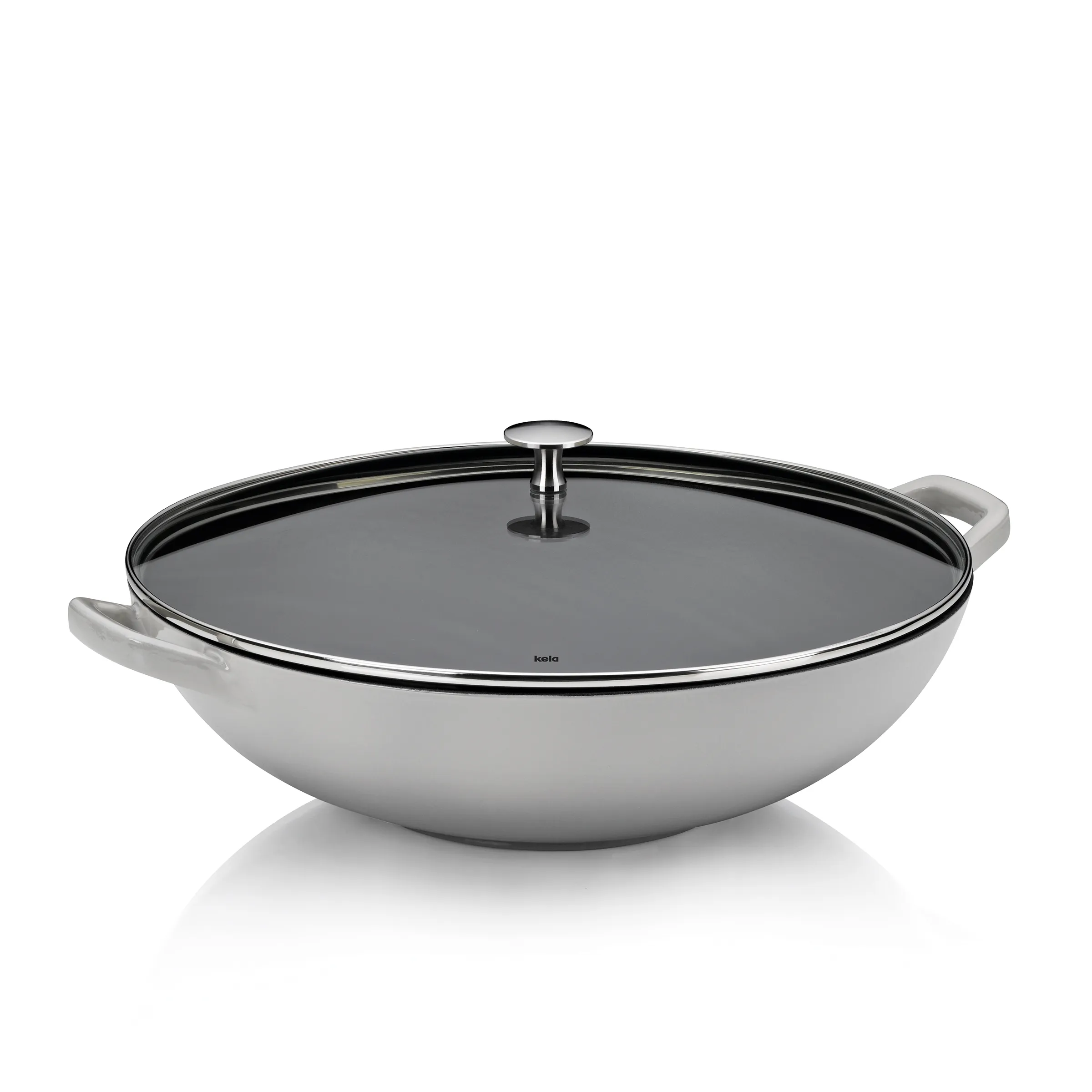 Wok mit Glasdeckel grau - Modernes Kochgeschirr Grauer Wok mit schwarzem Glasdeckel und Griff, modernes Kochgeschirr auf weißem Hintergrund