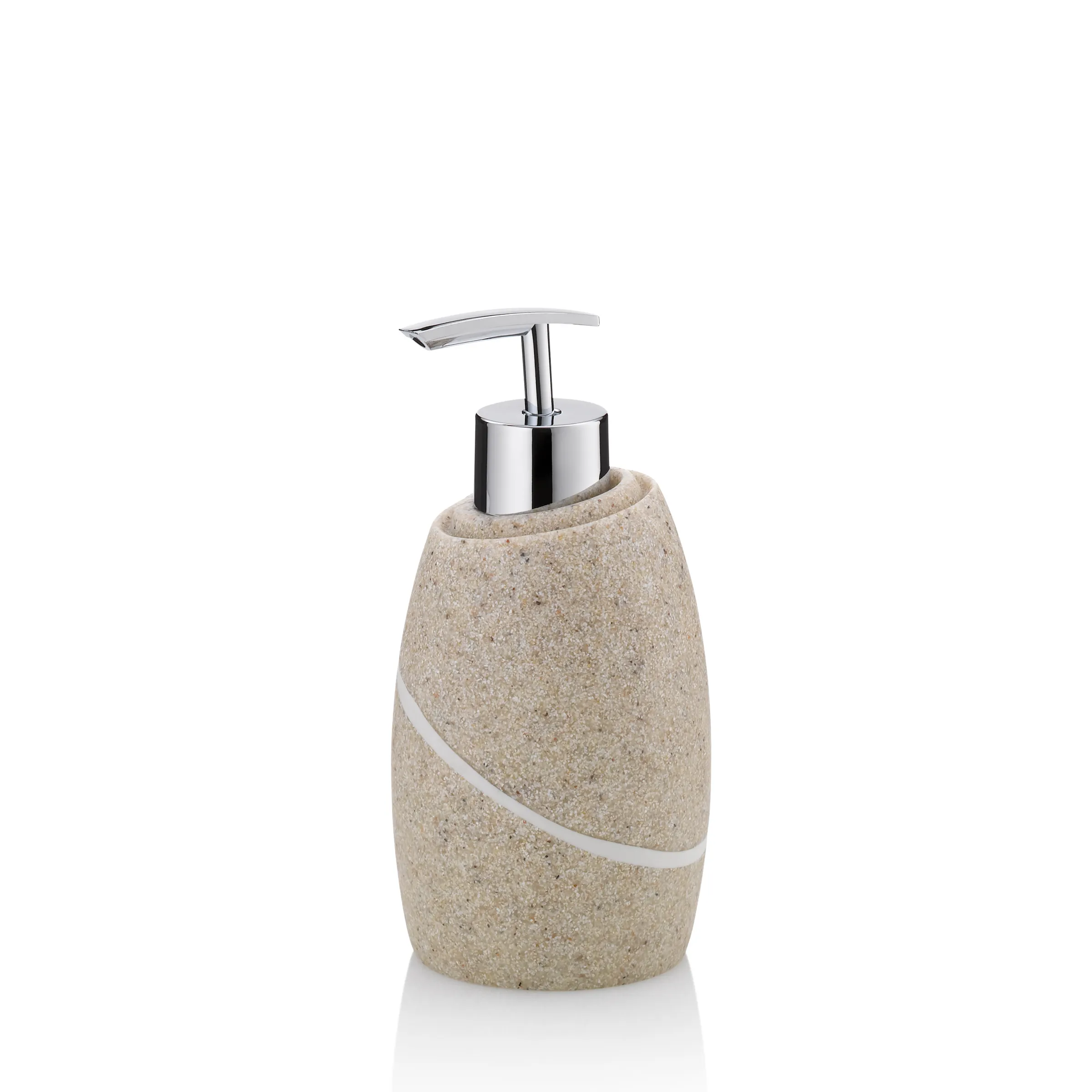Beige Sandstein-Seifenspender mit Chrompumpe und weißen dekorativen Linien auf weißem Hintergrund