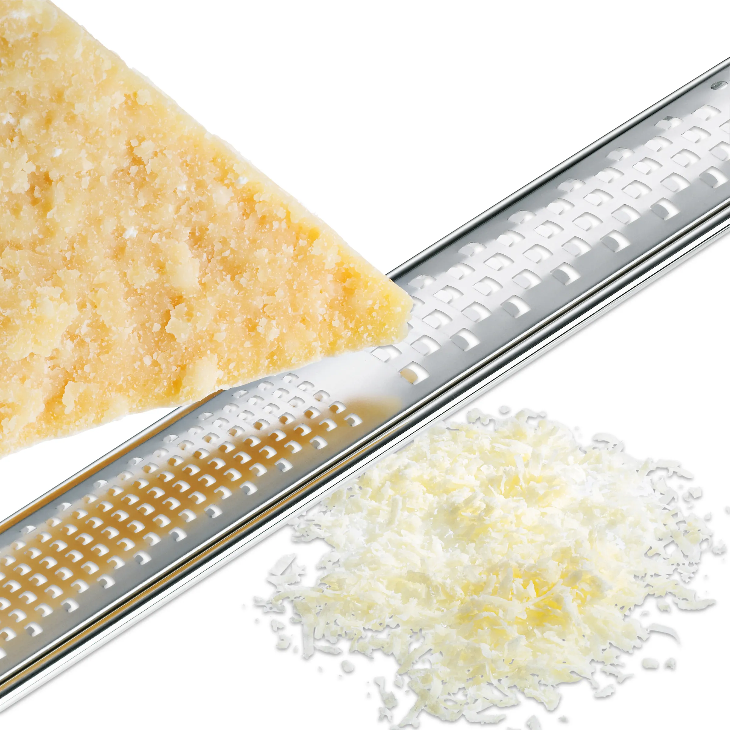 Küchenreibe mit frisch geriebenem Parmesan - Käsereibe Edelstahl Küchenreibe mit geriebenem Parmesan und Käsestück auf weißem Hintergrund