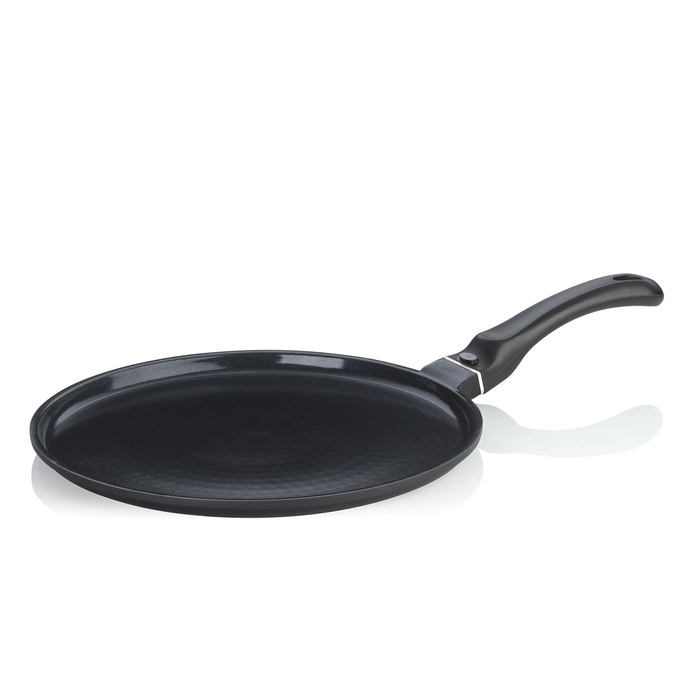 Antihaft-Bratpfanne schwarz mit Kunststoffgriff Schwarze Bratpfanne mit antihaftbeschichteter Oberfläche und ergonomischem Griff aus Kunststoff auf weißem Hintergrund.