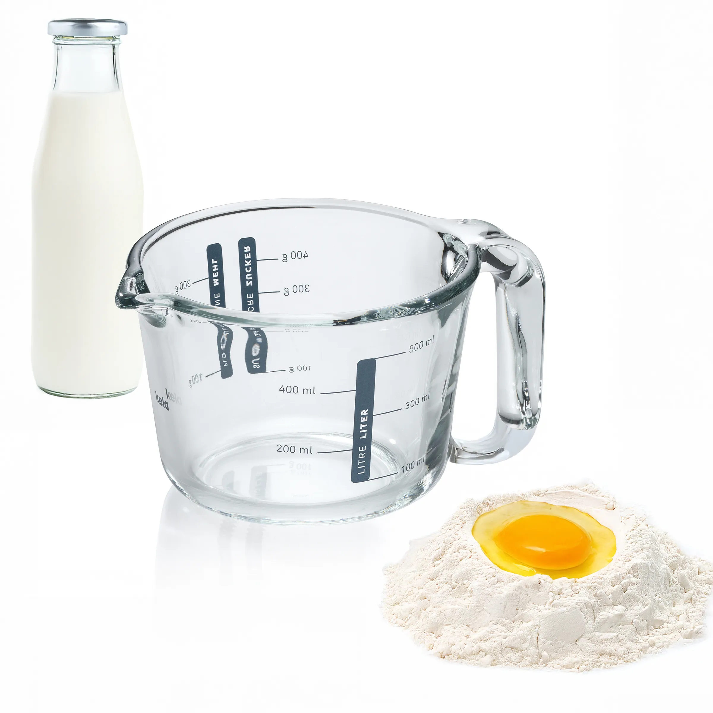 Messbecher Baking Ingredients - Mehl, Milch, Ei Glasmessbecher mit Milliliter-Skala, Milchflasche, Mehl und Ei als Zutaten für Backrezept
