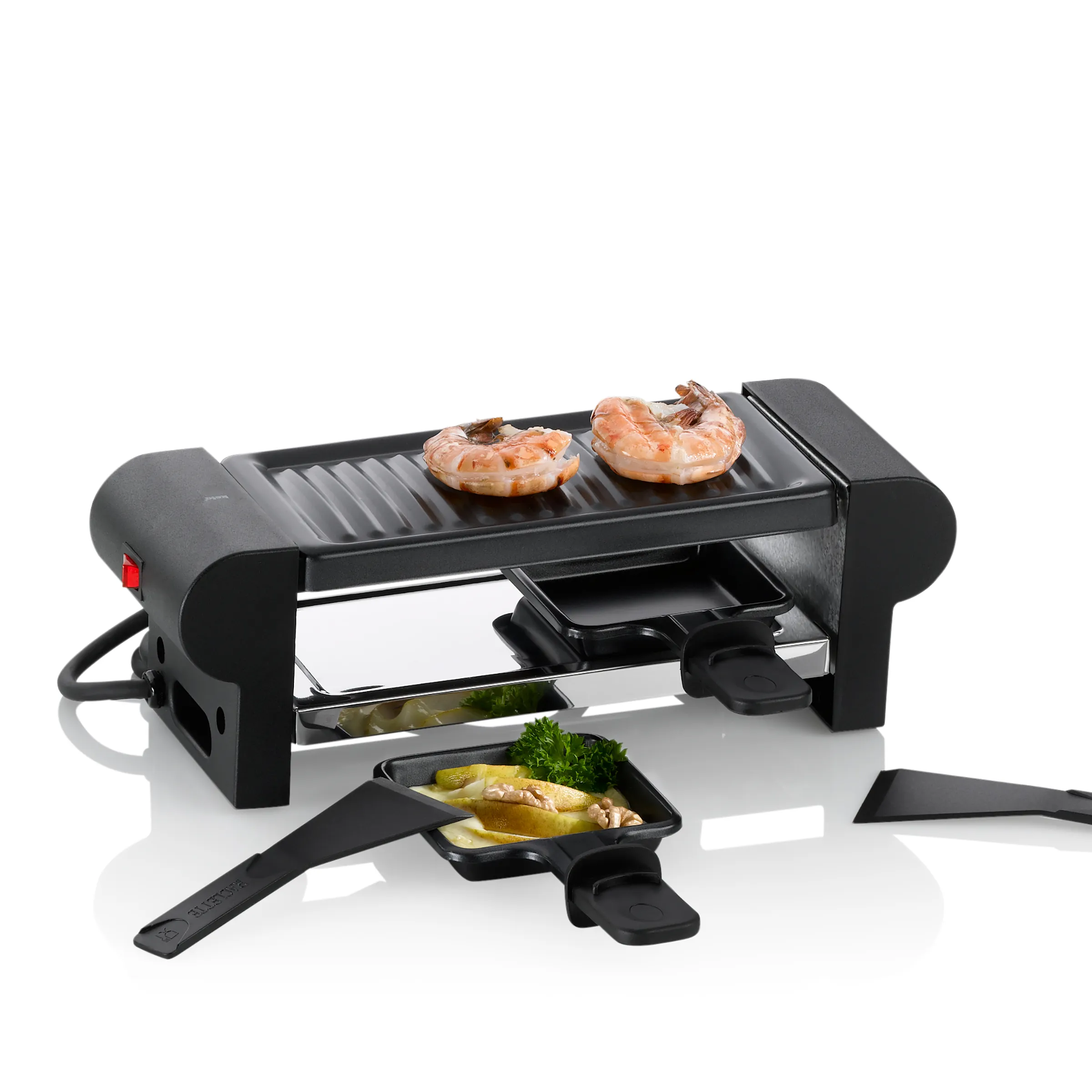 Raclette-Grill für 2 Personen mit Antihaft-Grillplatte und Pfännchen Schwarzes Raclette-Gerät für 2 Personen mit Grillplatte, zwei Garnelen darauf und Pfännchen mit Raclette-Käse