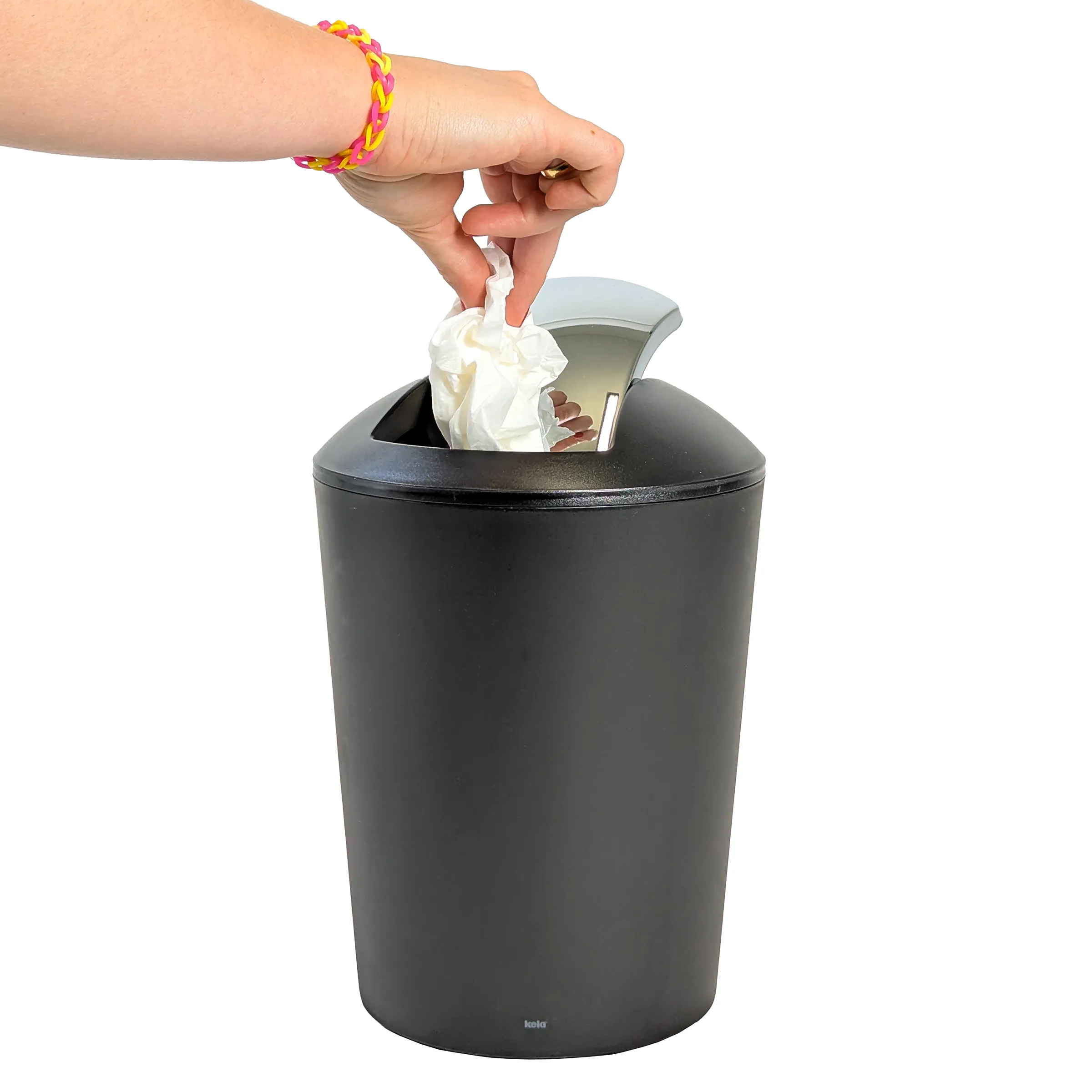 Hand wirft Papiertuch in schwarzen Mülleimer mit Deckel und Ausgabeschacht