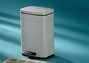 Weißer Treteimer Mülleimer mit Pedal Weißer rechteckiger Treteimer mit perforiertem Deckel und schwarzem Pedal auf blauem Hintergrund