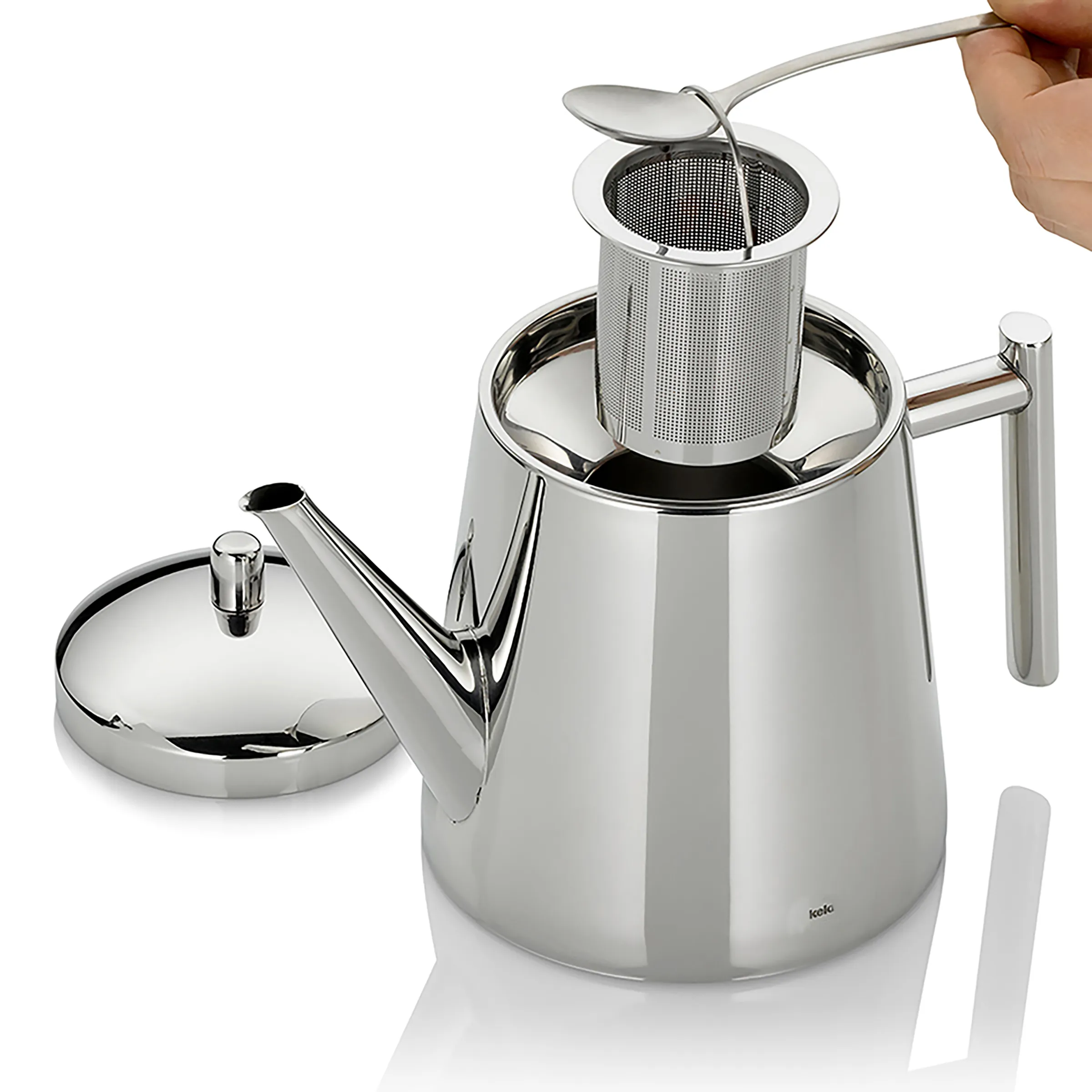 Edelstahl Teekanne mit Teefilter Einsatz Edelstahl-Teekanne mit Deckel und abnehmbarem Teefilter, hand gehalten über weißem Hintergrund