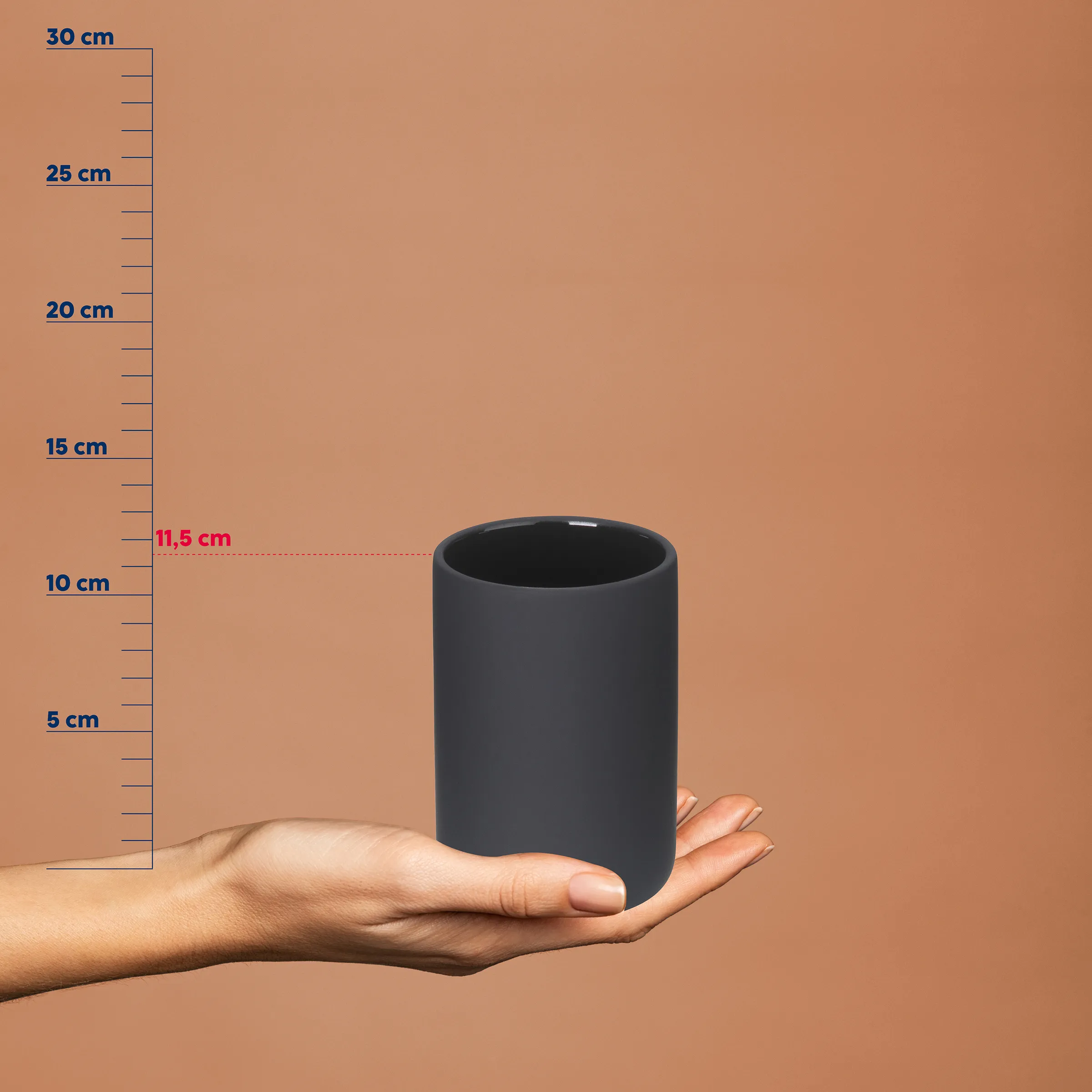 Dunkelgrauer Becher 11,5 cm - Zylindrische Tasse mit matter Oberfläche Hand hält dunkelgrauen zylindrischen Becher vor beigem Hintergrund mit Maßstab, Höhe 11,5 cm