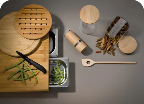 Bambus Küchenutensilien Set - Nachhaltiges Küchenzubehör aus Holz Bambus-Küchenutensilien Set mit Schneidebrett, Schüssel, Bürste und Holzlöffel auf grauer Oberfläche