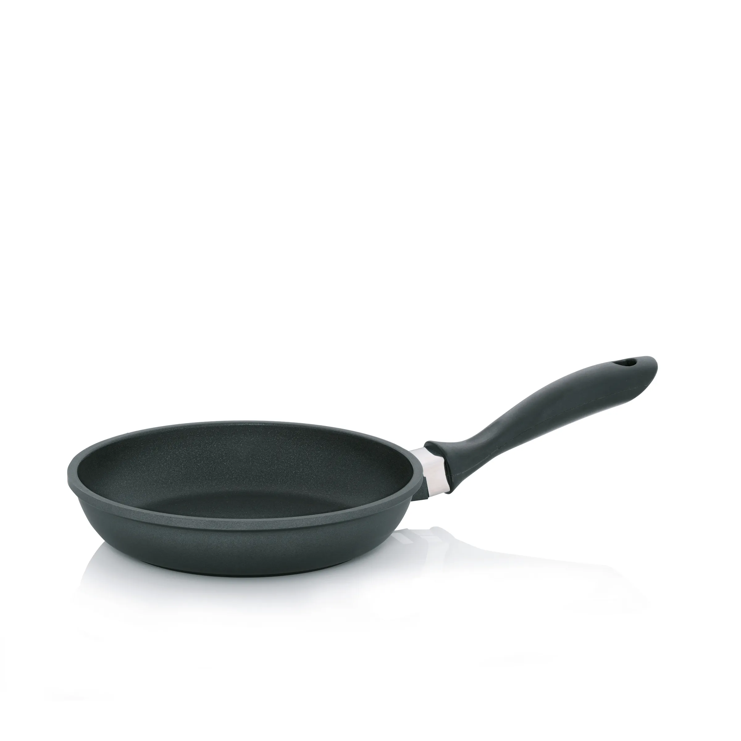 Schwarze Bratpfanne mit Antihaftbeschichtung und ergonomischem Griff auf weißem Hintergrund