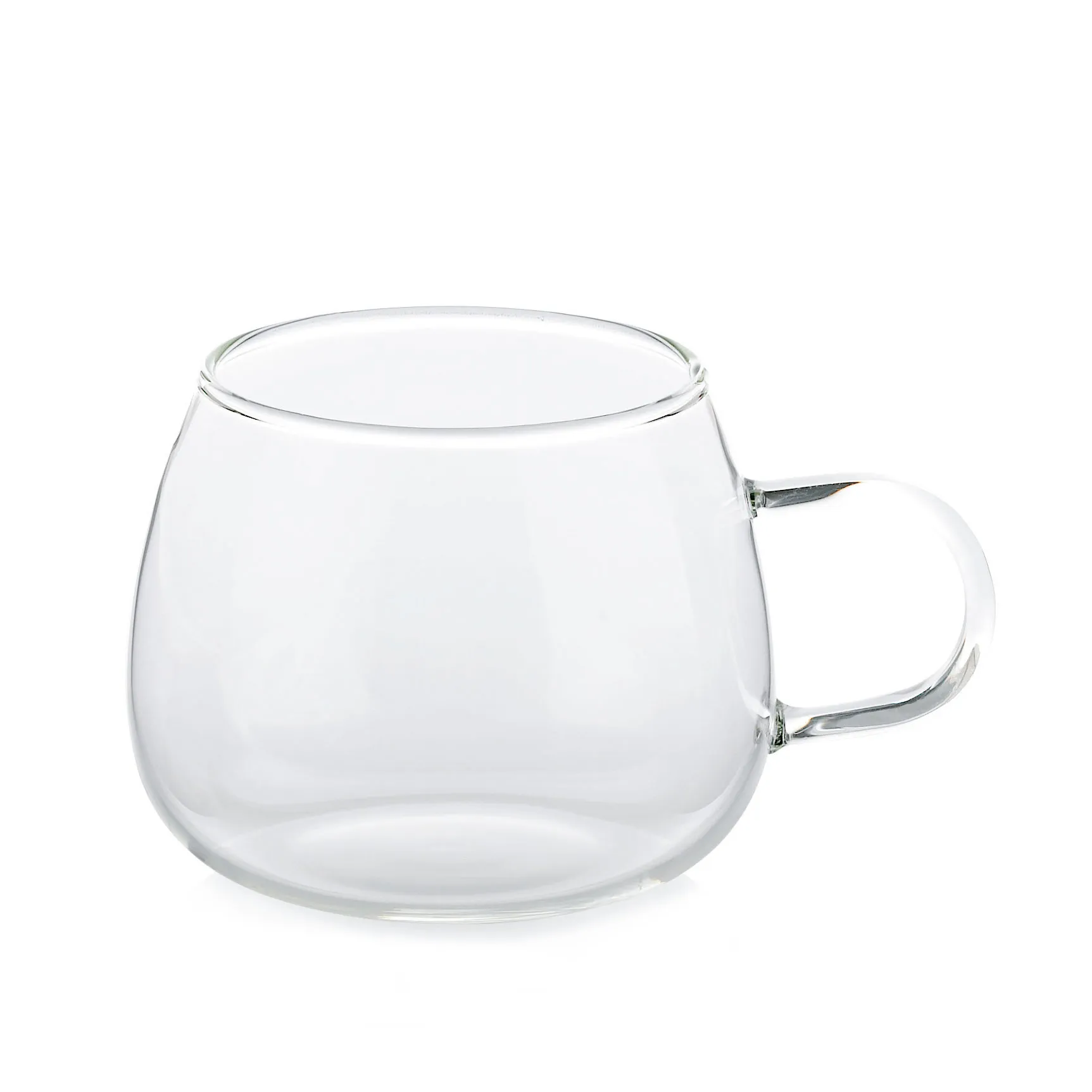 Glastasse mit Henkel – Transparente runde Teetasse aus Glas Runde Glastasse mit Henkel, transparent und leer, vor weißem Hintergrund