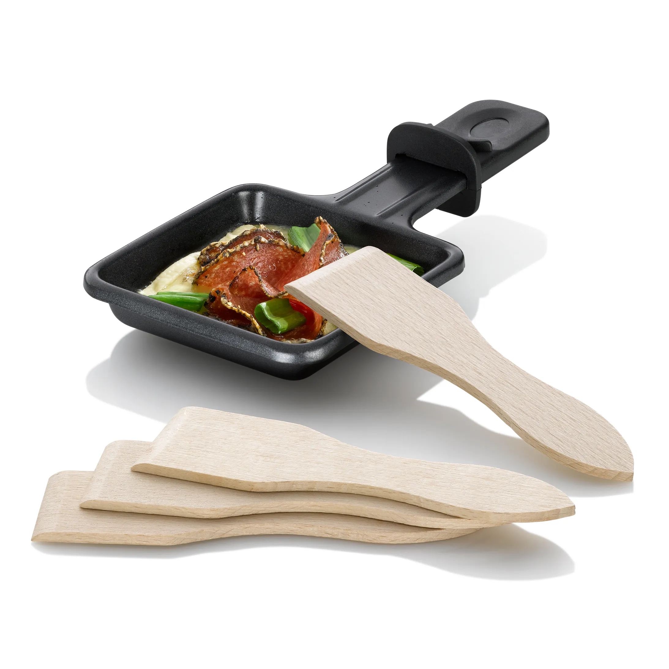 Raclette Pfanne Set mit Holzspatel Schwarze Raclette-Pfanne mit Holzspatel und gekochtem Gericht mit Fleisch, Gemüse und Käse
