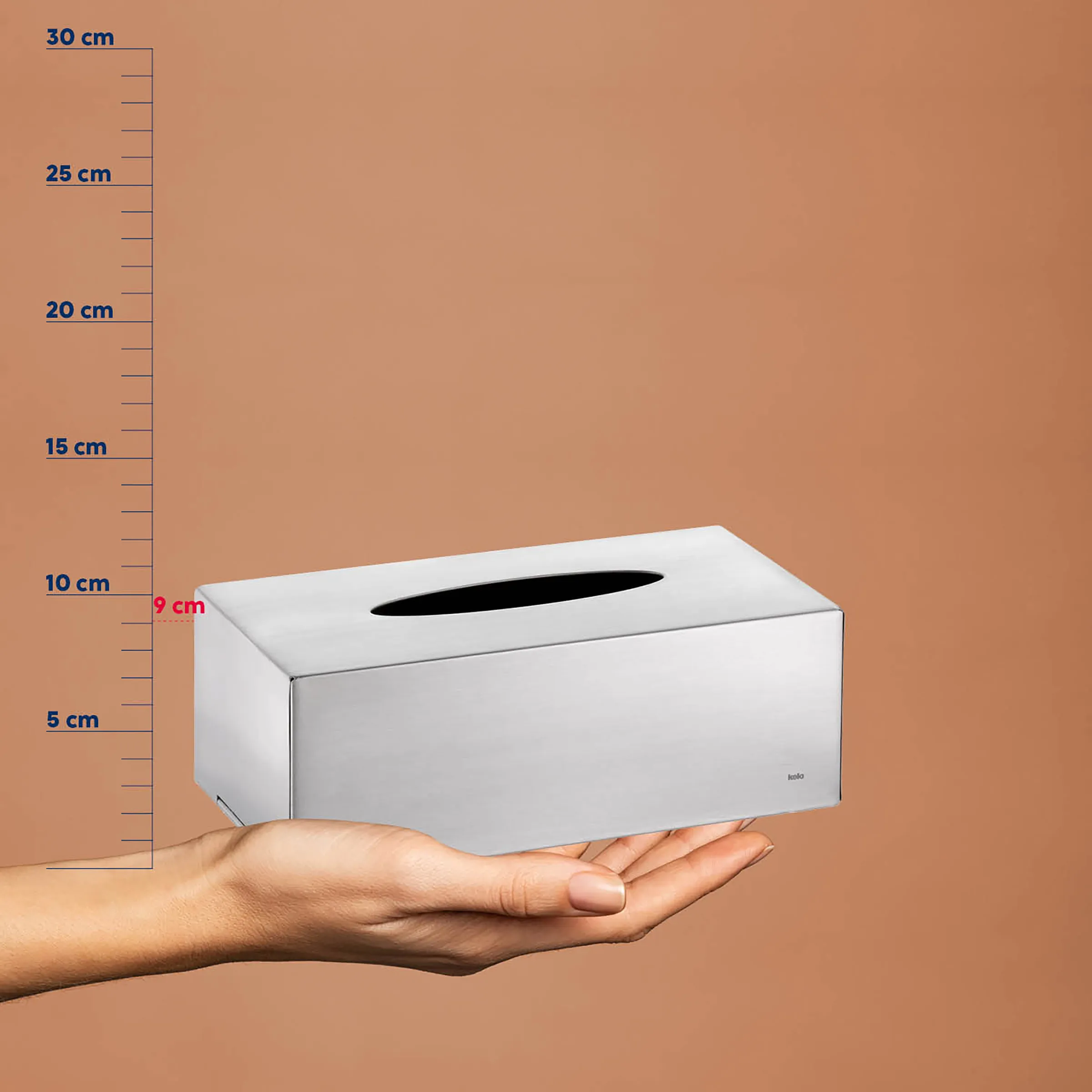 Kompakte Taschentuchbox weiß – Kosmetiktücherbox mit Größenangabe 9 cm Höhe Hand hält weiße rechteckige Taschentuchbox mit schwarzem Entnahmeloch, Größenvergleich mit Lineal