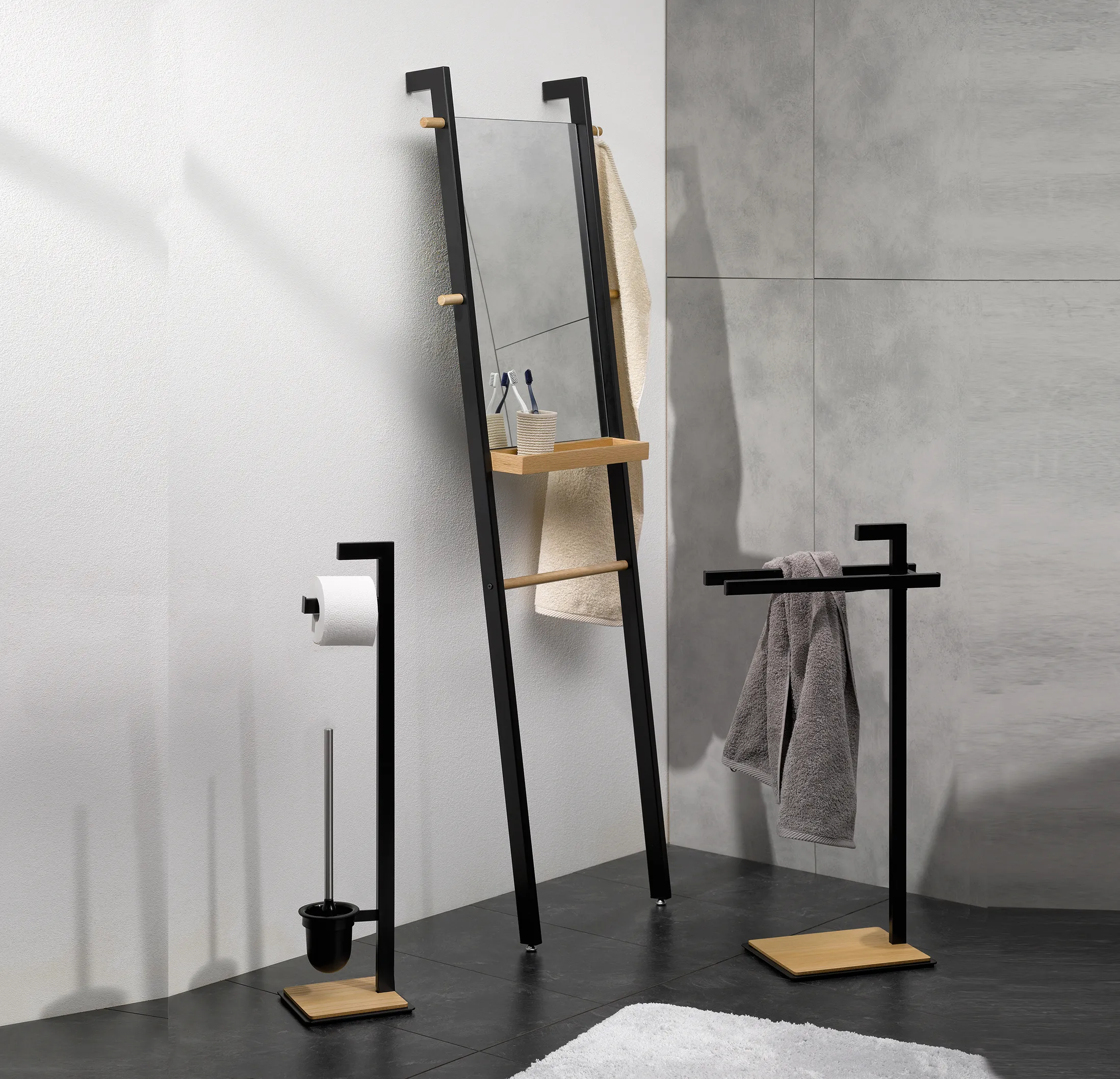 Modernes Badezimmer-Set mit schwarzem Rahmen: Leiter mit Spiegel, Handtuchhalter, Toilettenpapierhalter und Zahnbürstenständer aus Holz