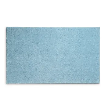 Hellblaue Badematte aus weichem Frottee auf weißem Hintergrund