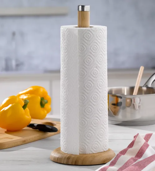 Küchenrollenhalter Bambus mit Küchenrolle - stilvoller Papierrollenhalter für die Küche Küchenrollenhalter aus Bambus mit weißer Küchenrolle auf Arbeitsplatte neben gelber Paprika und Kochutensilien