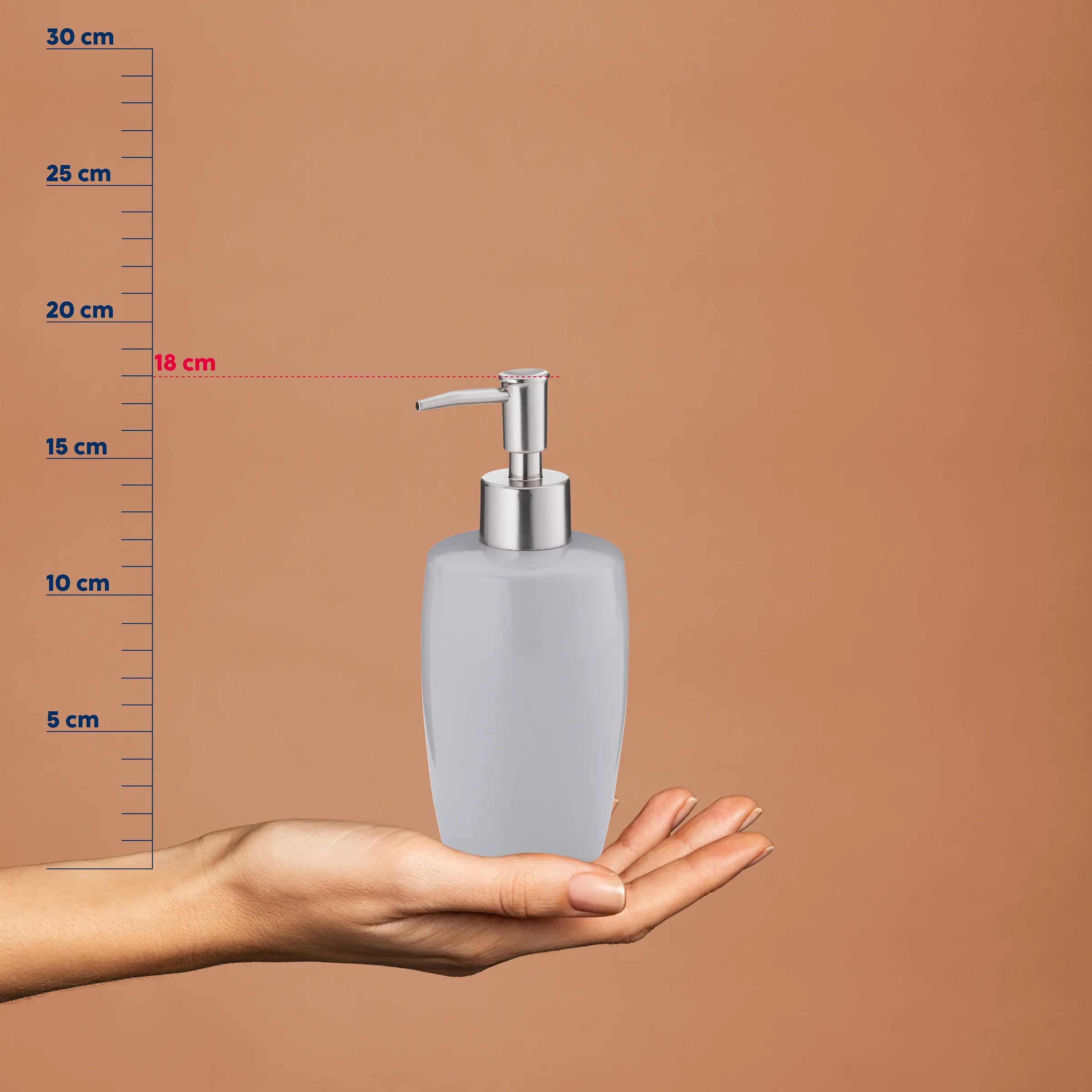 Seifenspender weiß - Flüssigseife Dispenser Weiße Seifenspender-Flasche mit silbernem Pumpenkopf auf einer Hand, Größenvergleich mit Messskala bis 30 cm