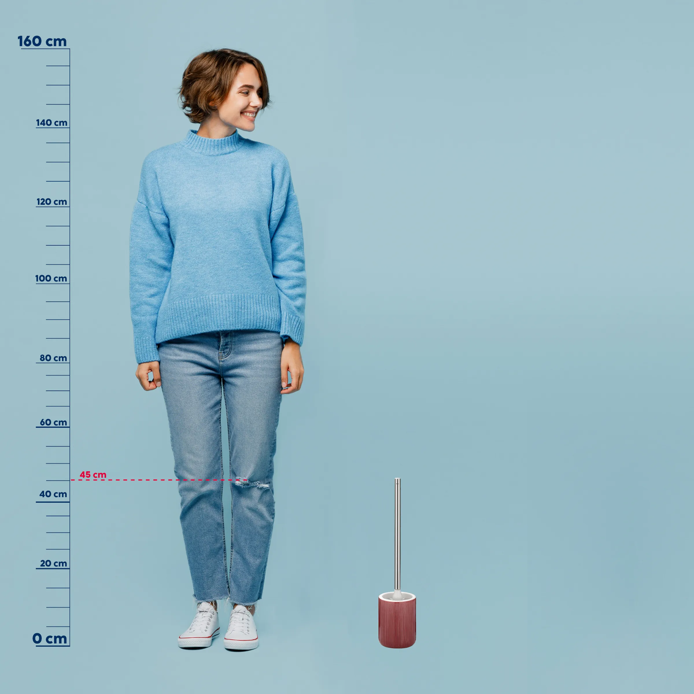Pullover Größe und Passform - Damenbekleidung Größentabelle Junge Frau in hellblauem Strickpullover und gerissener Jeans steht vor Größenskala, zeigt Bekleidungsfit und Maße.