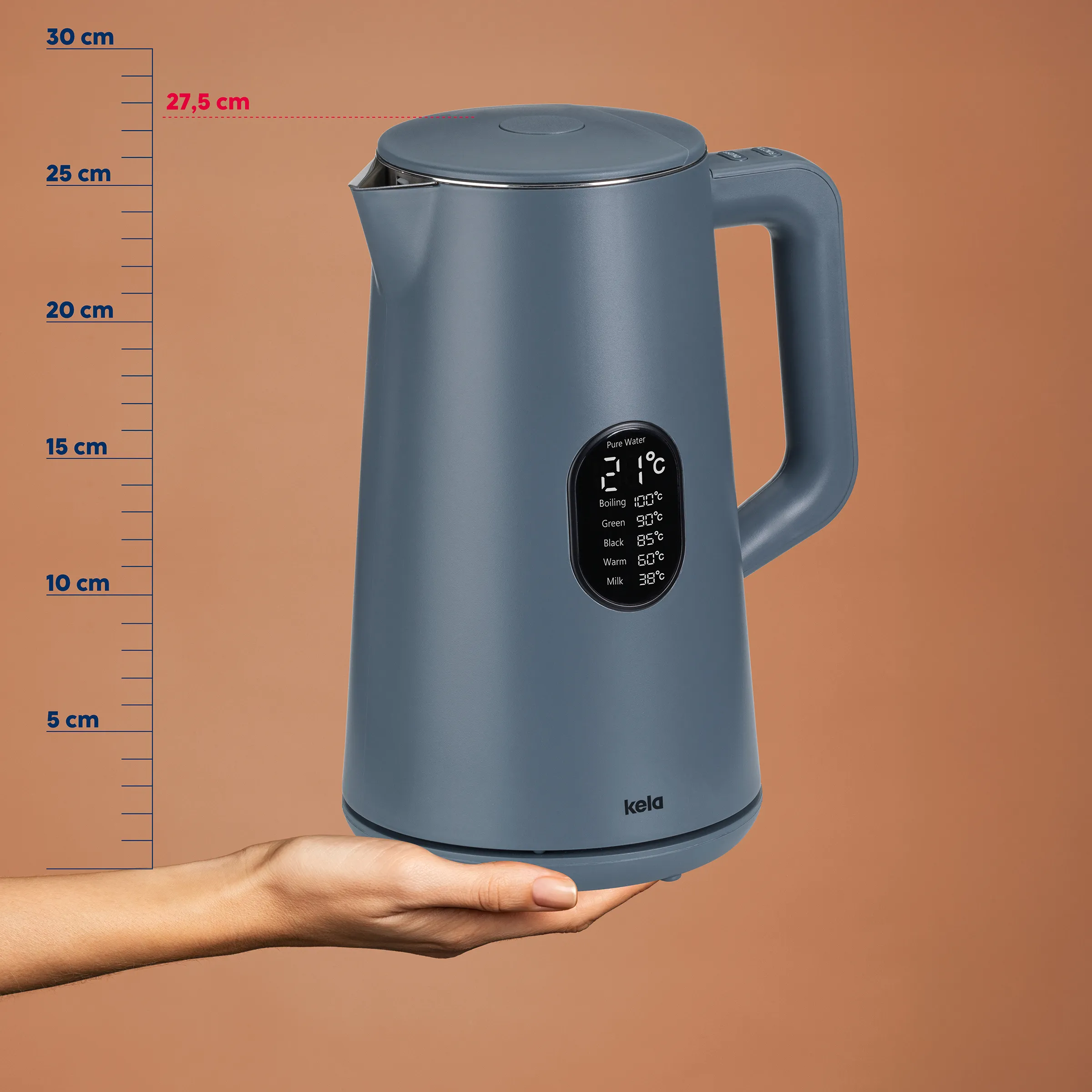 Digitaler Wasserkocher mit Temperaturkontrolle - Keld Grauer Wasserkocher Keld mit digitalem Display, Größenvergleich zeigt 27,5 cm Höhe, auf Hand präsentiert