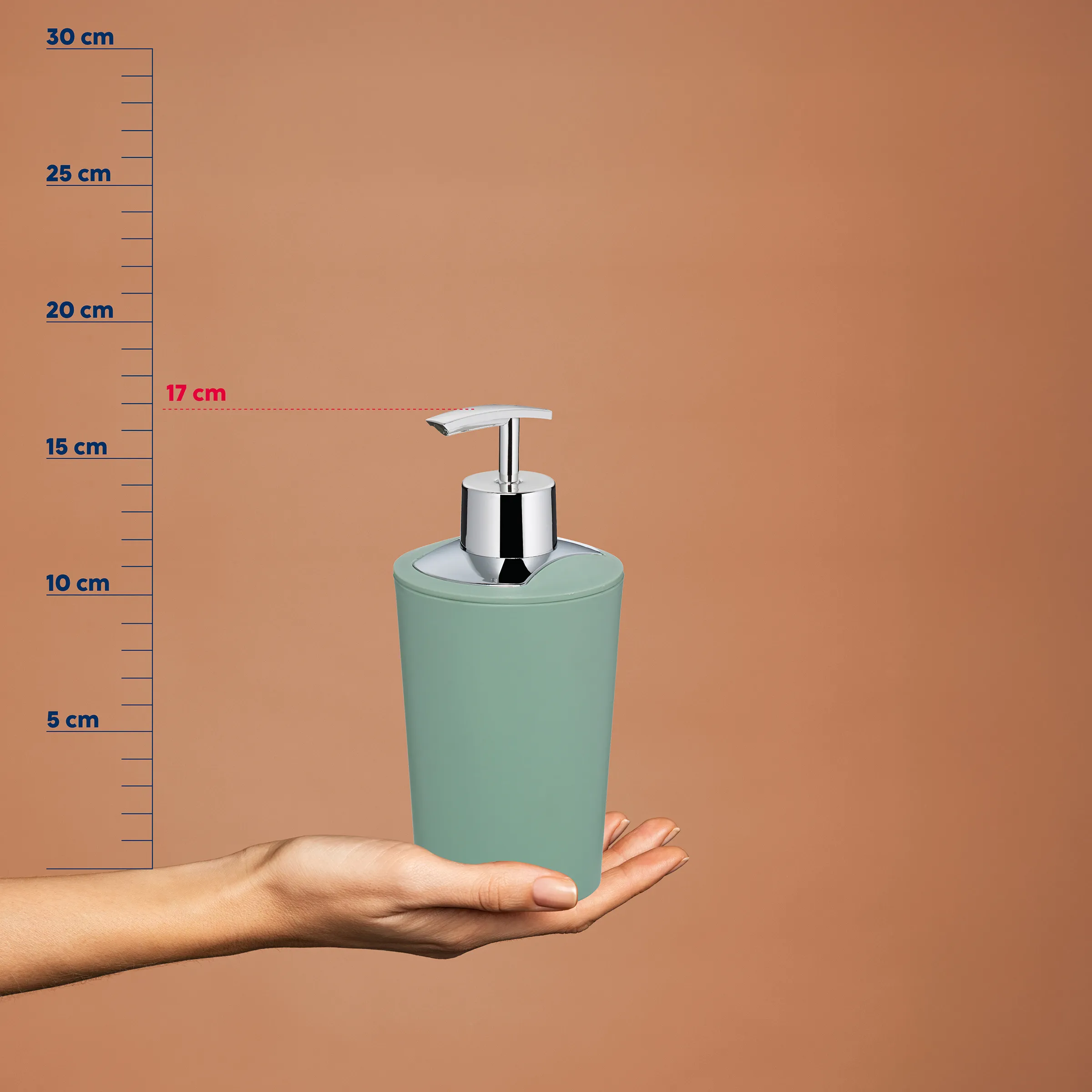 Seifenspender mintgrün mit Chrompumpe - 17 cm Badezimmer Accessoire Mintgrüner Seifenspender mit Chrompumpe, 17 cm hoch, auf Hand vor Maßstabshintergrund