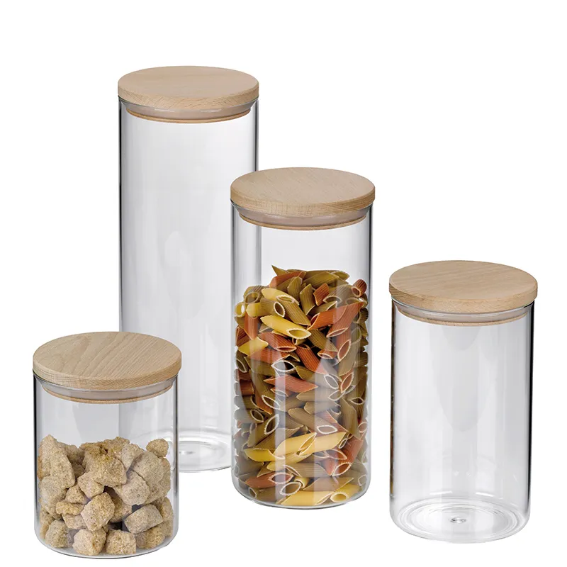 Vorratsdosen Set Glas mit Holzdeckel - Aufbewahrungsbehälter Set aus vier Glasbehältern mit Holzdeckeln in verschiedenen Größen, teilweise gefüllt mit Nudeln und Getreide