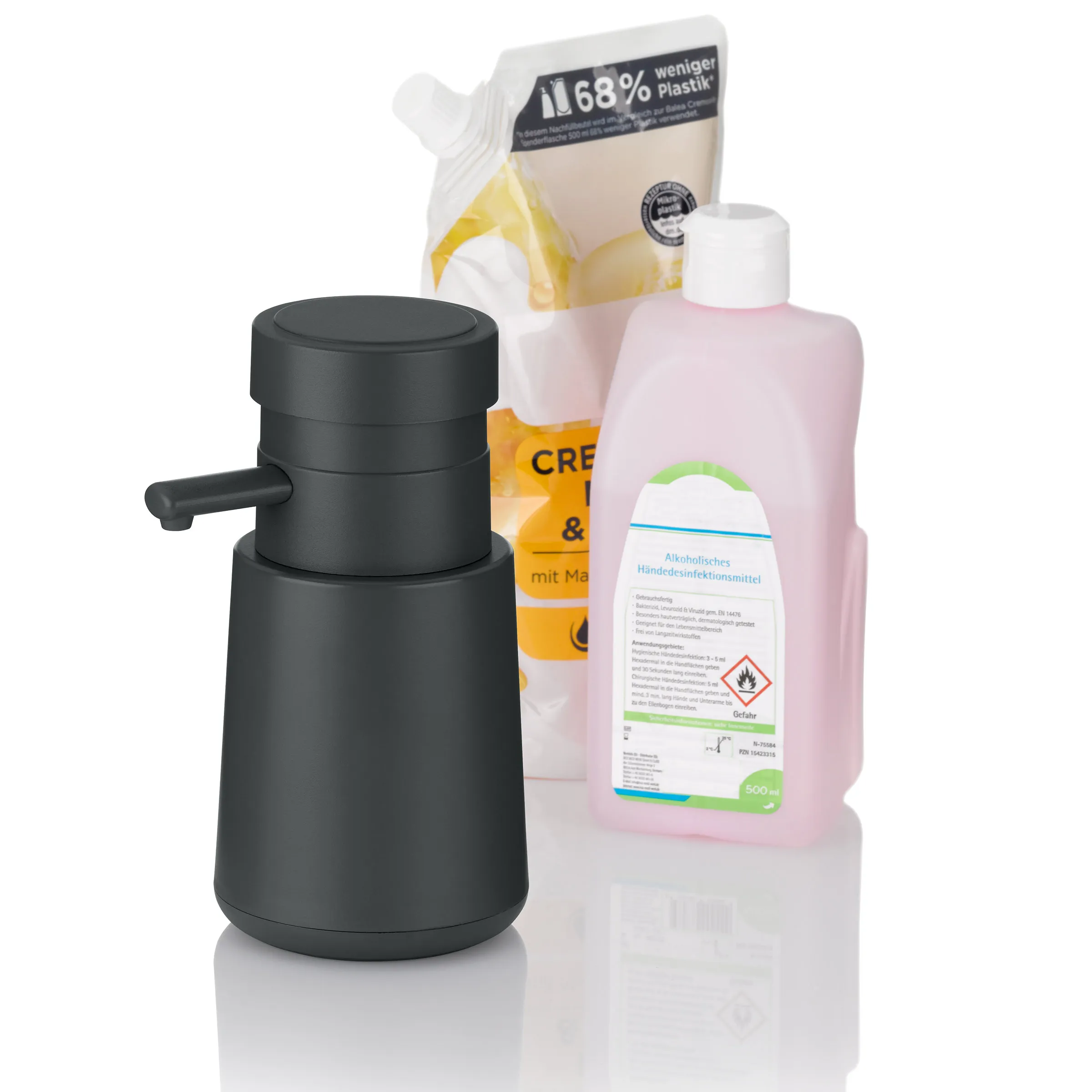 Distributeur de savon noir avec recharge et désinfectant pour les mains Distributeur de savon noir avec pompe à côté d'une recharge et d'un flacon désinfectant