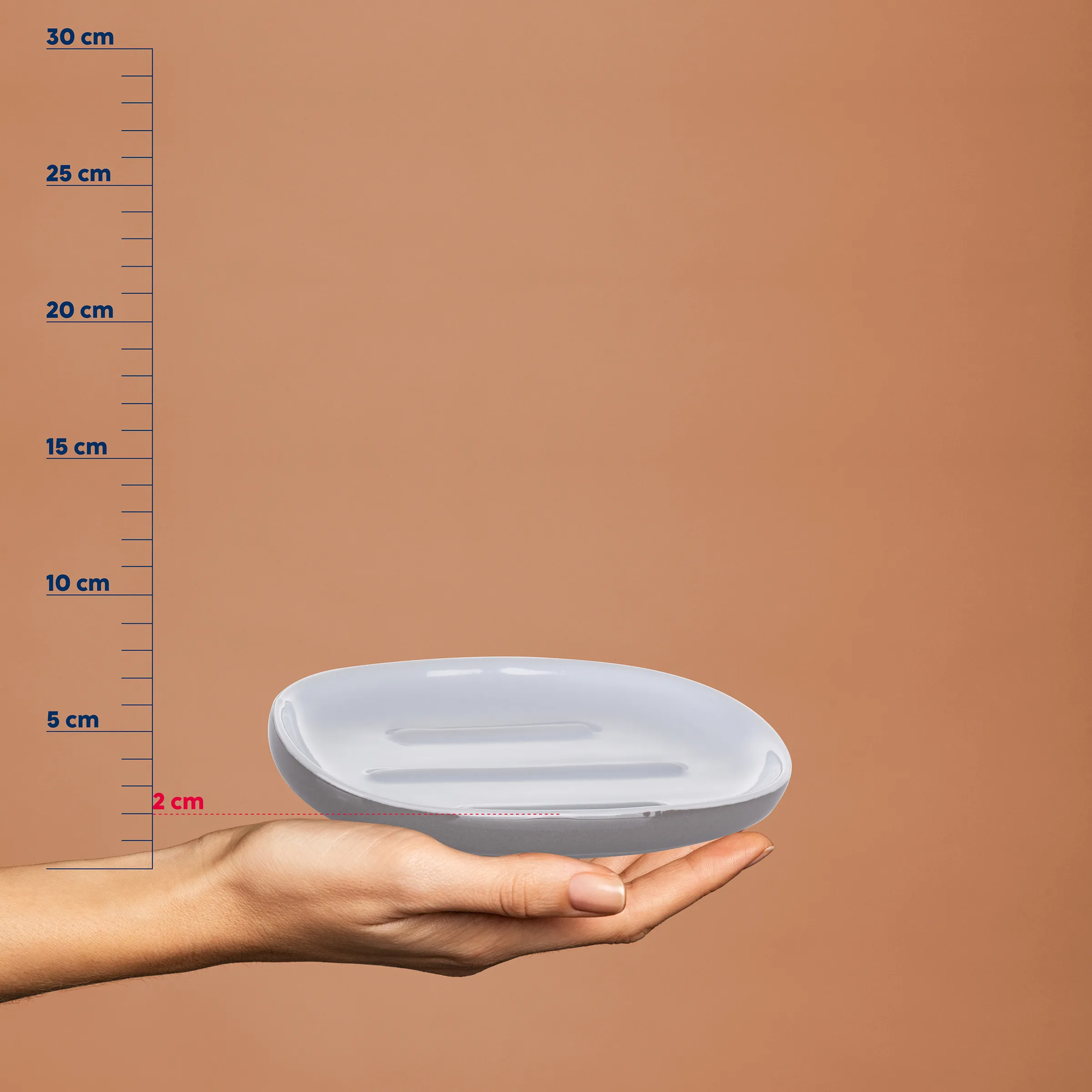 Seifenschale oval Weiß - kompakte Badezimmer Seifenhalter Weiße ovale Seifenschale mit Drainage-Rillen in einer Hand, Größenvergleich zeigt etwa 2 cm Höhe