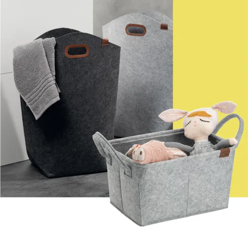 Filz Wäschekörbe für Kinderzimmer und Aufbewahrung Filz-Wäscheboxen in Grau und Schwarz mit braunen Griffen, gefüllt mit Kinderkleidung und Spielzeugen