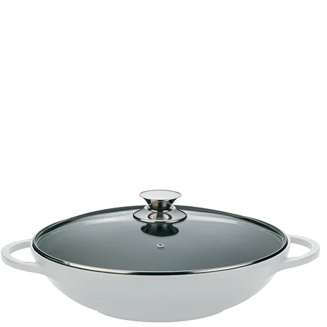 Wok-Pfanne mit Glasdeckel und Griffen - Weiße antihaftbeschichtete Bratpfanne Weiße Wok-Pfanne mit Glasdeckel und Edelstahlknopf, zwei Griffen, freigestellt auf weißem Hintergrund