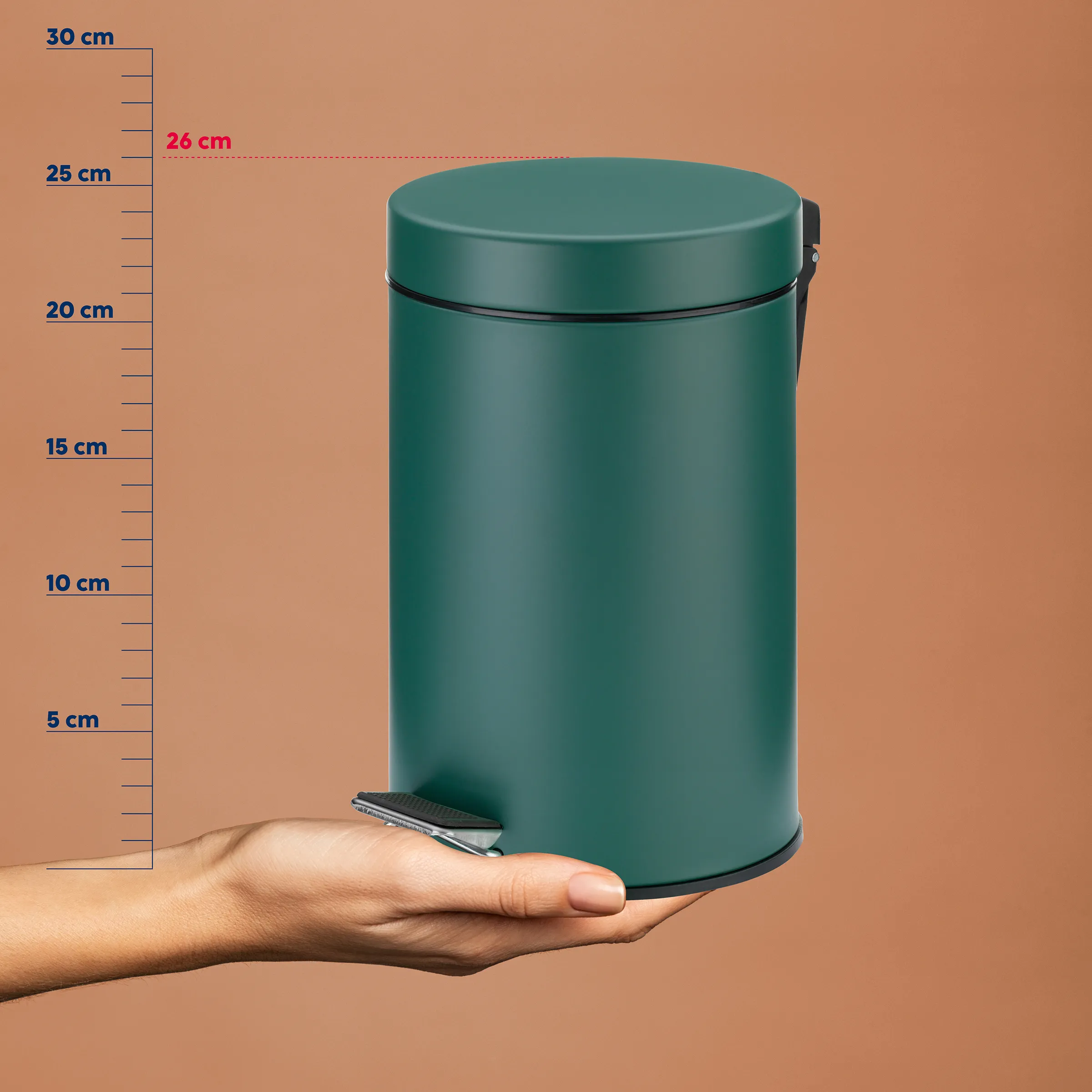 Tretmülleimer grün 12 Liter Edelstahl Mülleimer Grüner Tretmülleimer mit Pedalöffner, wird von einer Hand in Originalgröße präsentiert, Höhe ca. 26 cm