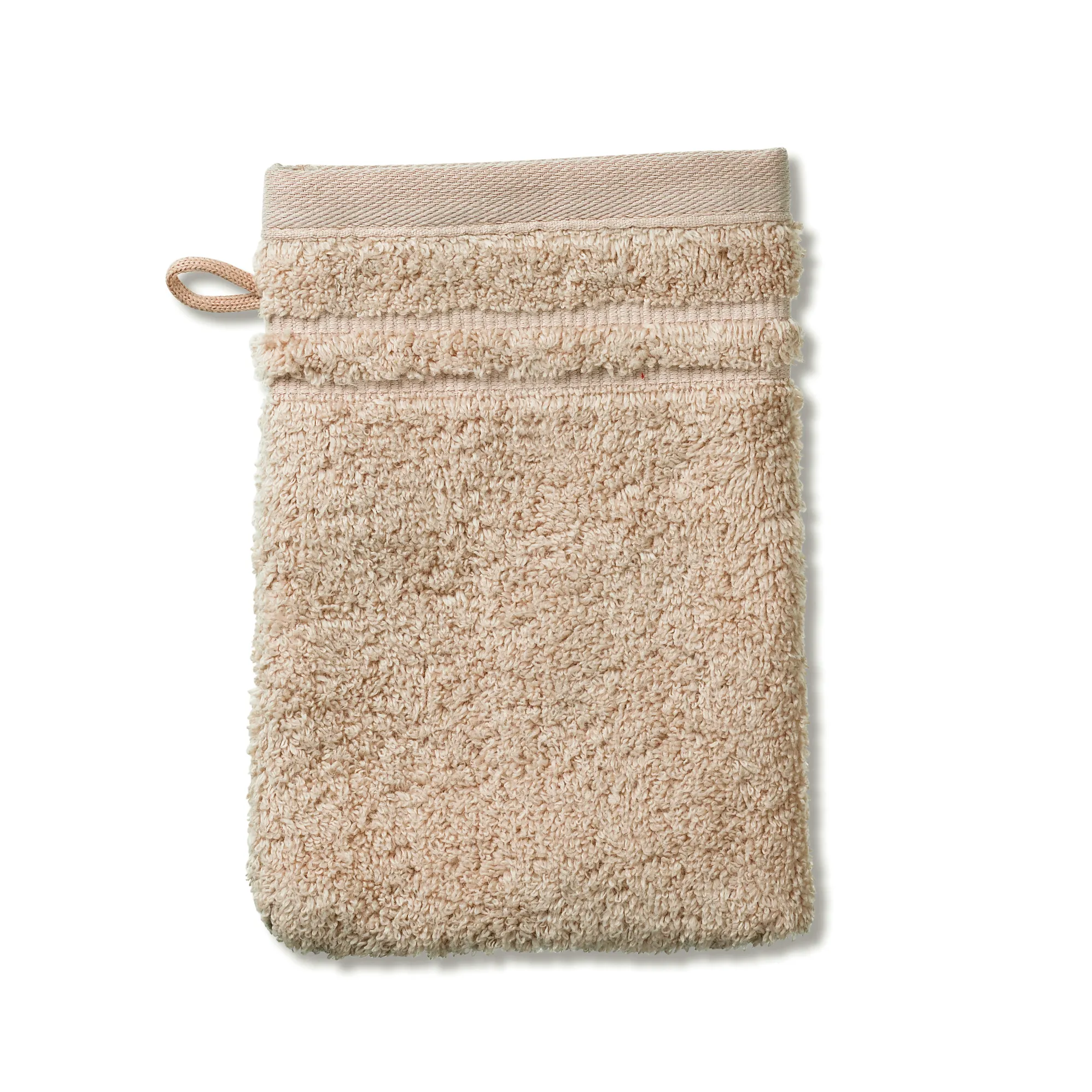 Beige Waschlappen mit strukturierter Oberfläche und Aufhängeschlaufe auf weißem Hintergrund.