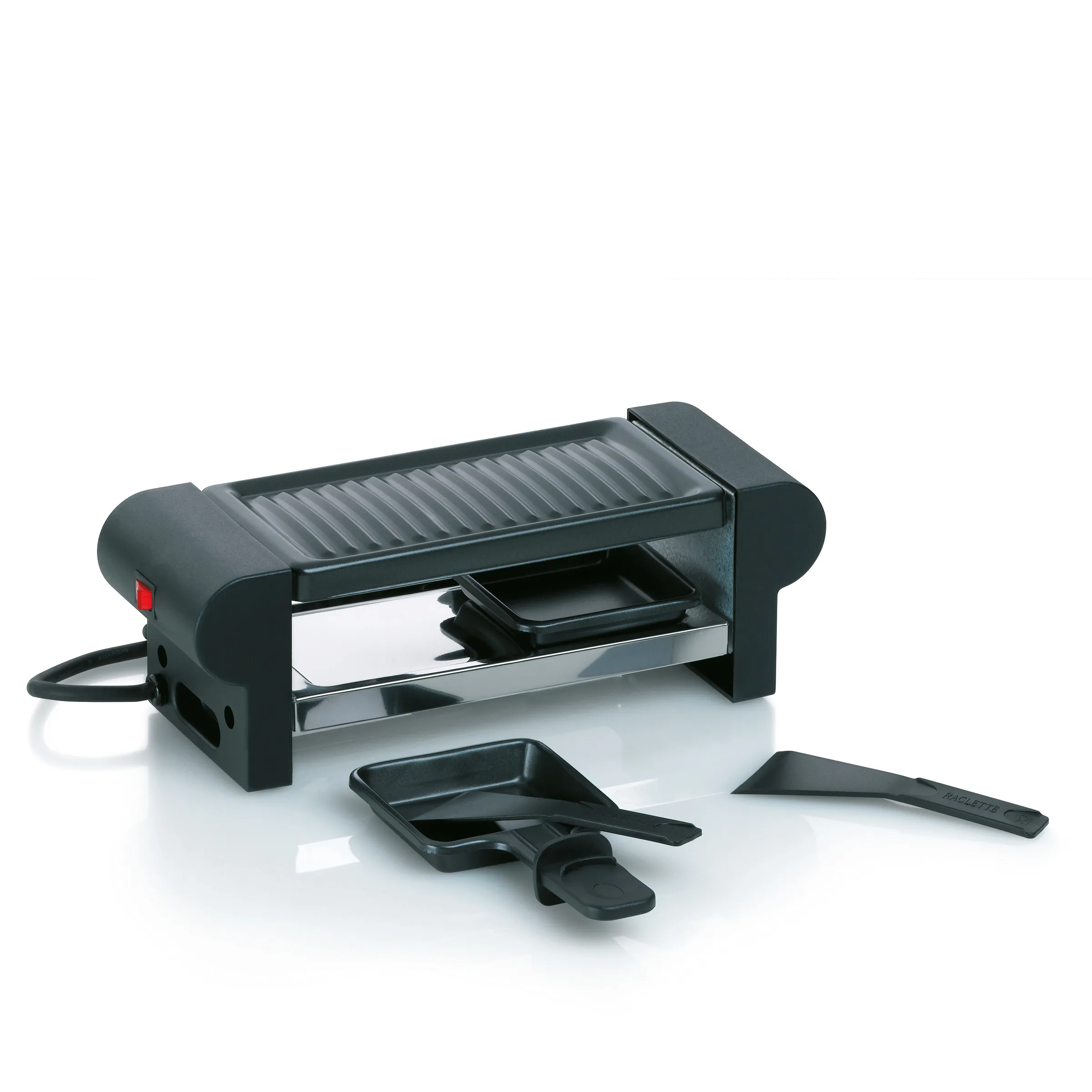 Raclette-Gerät mit Grillplatte und Pfännchen - elektrischer Tischgrill Schwarzes Raclette-Gerät mit Grillplatte, zwei Pfännchen und Schaber auf weißem Hintergrund