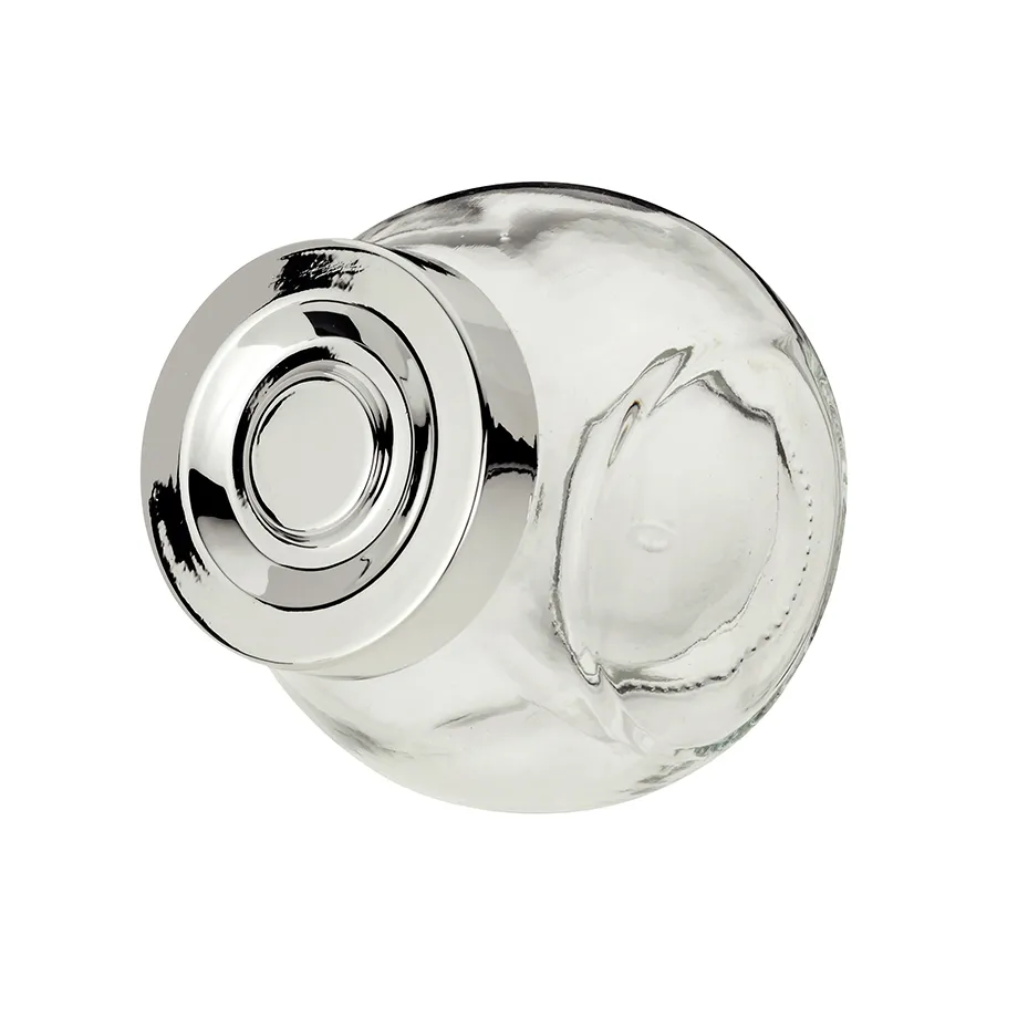 Glaskugel mit Silberverschluss - Dekoration & Aufbewahrung Glaskugel mit silbernem Deckel und Verschluss, transparent, isoliert auf weißem Hintergrund