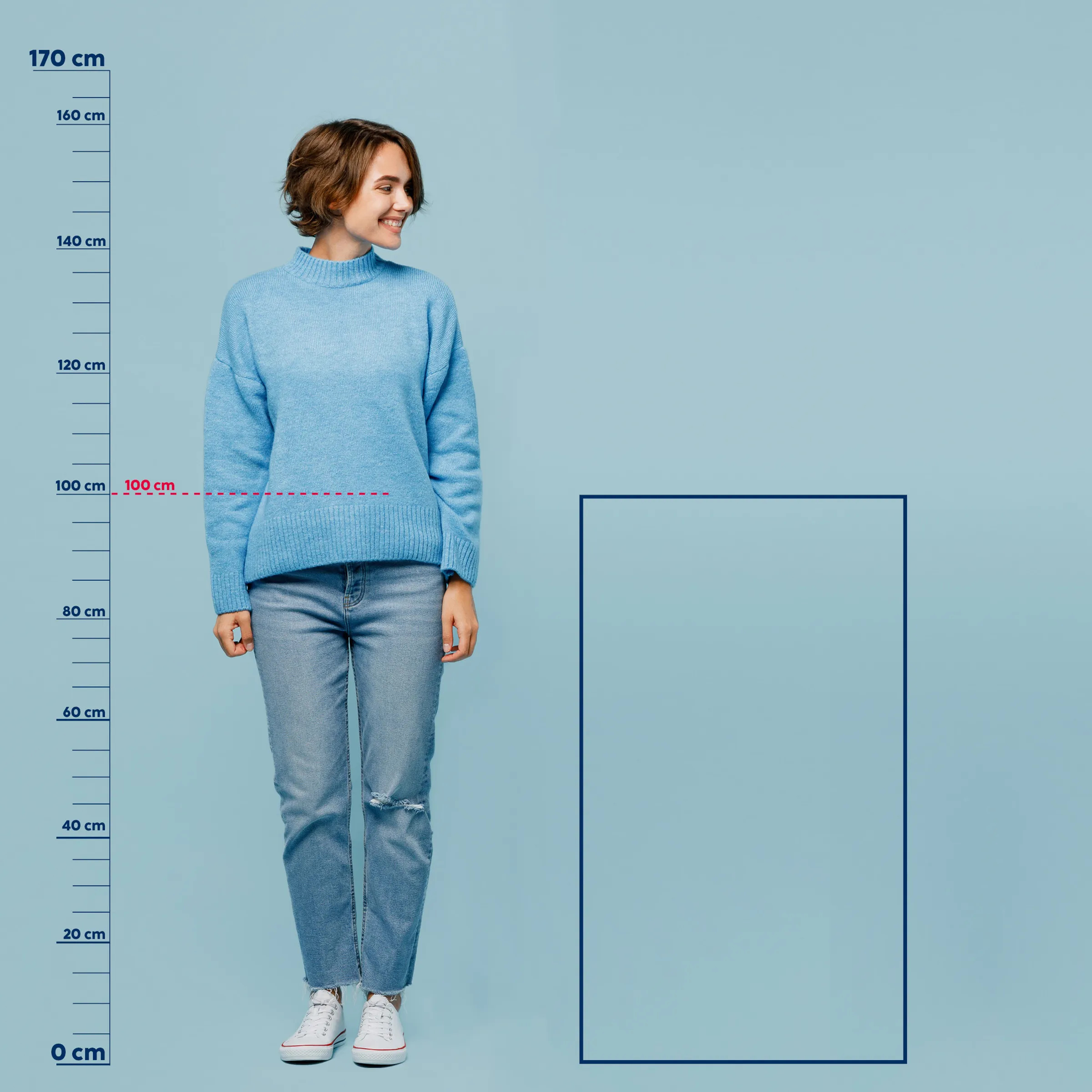 Hellblauer Strickpullover Damen - Größentabelle Junge Frau in hellblauem Strickpullover und zerrissener Jeans vor Messskala, Größe ca. 100 cm markiert