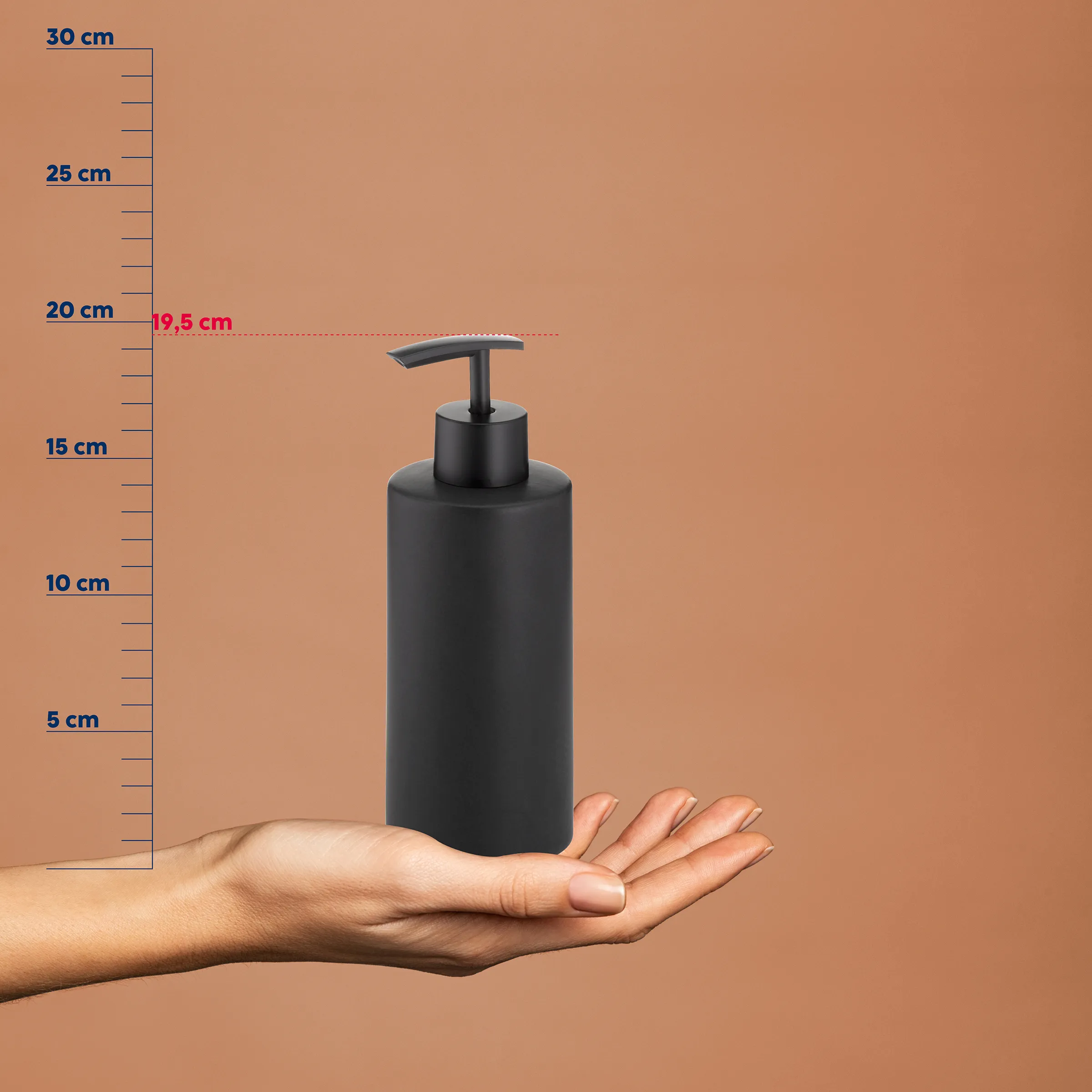 Seifenspender schwarz - Dosieranlage für Flüssigseife Schwarzer Seifenspender mit Pumpkopf auf einer Hand, neben Messskala mit Höhenangaben bis 30 cm