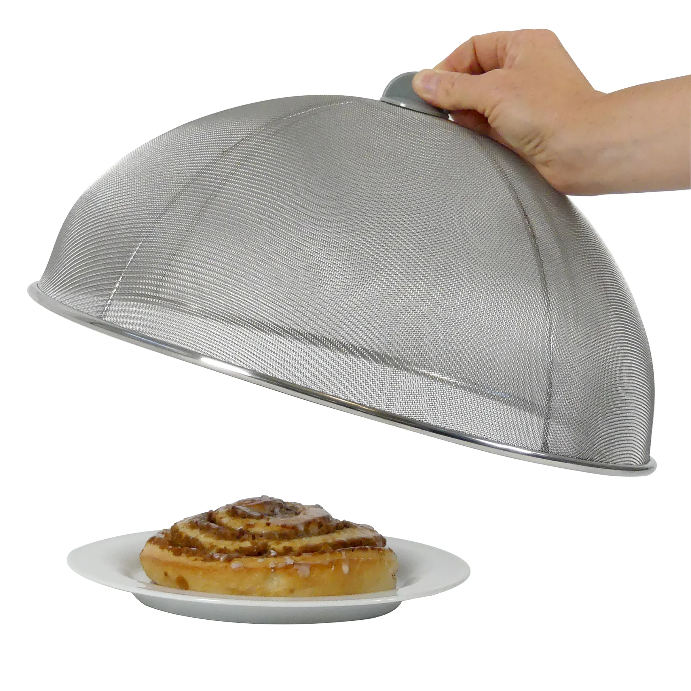 Mesh-Abdeckhaube für Lebensmittel - Fliegenschutz für Speisen Hand hebt silberne Mesh-Abdeckhaube über Teller mit Gebäck