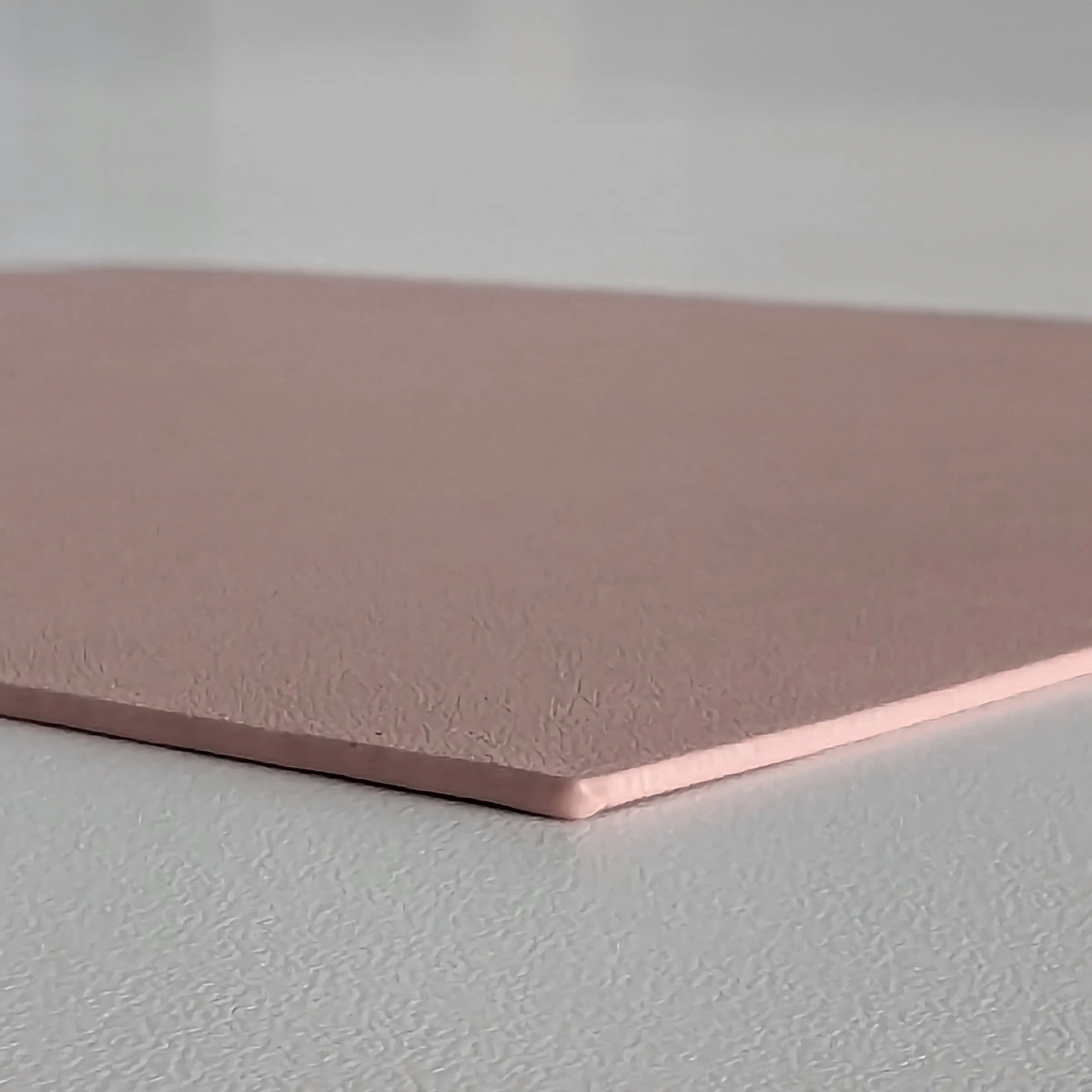 Rosa Schaumstoffplatte - Isolationsmaterial Rosa Schaumstoffplatte mit strukturierter Oberfläche liegt auf grauer, texturierter Unterlage vor hellem Hintergrund