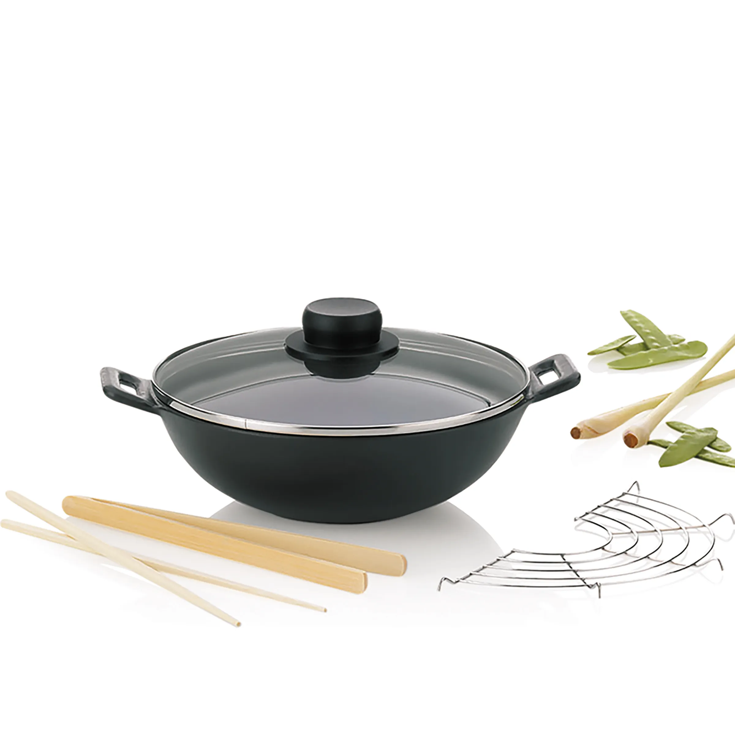 Wok mit Deckel und Zubehör Set Schwarzer Wok mit Glasdeckel, umgeben von Holzkochbesteck, grünen Bohnen und Metallsieben auf weißem Hintergrund.