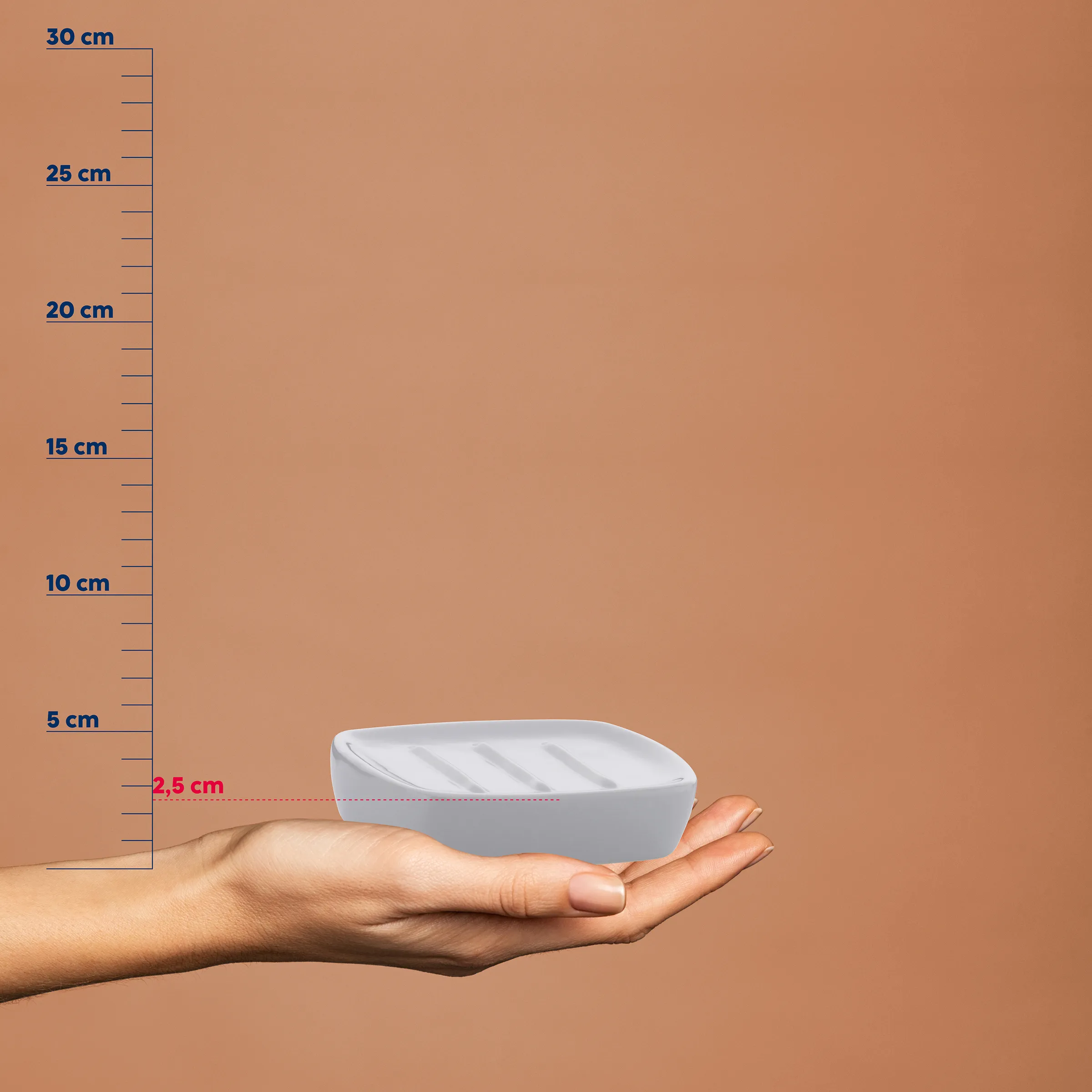 Seifenschale weiß mit Rillen - Handgröße 2,5 cm - Produktmaße Hand hält weiße Seifenschale mit Rillen, Größenvergleich an Maßstab bei 2,5 cm