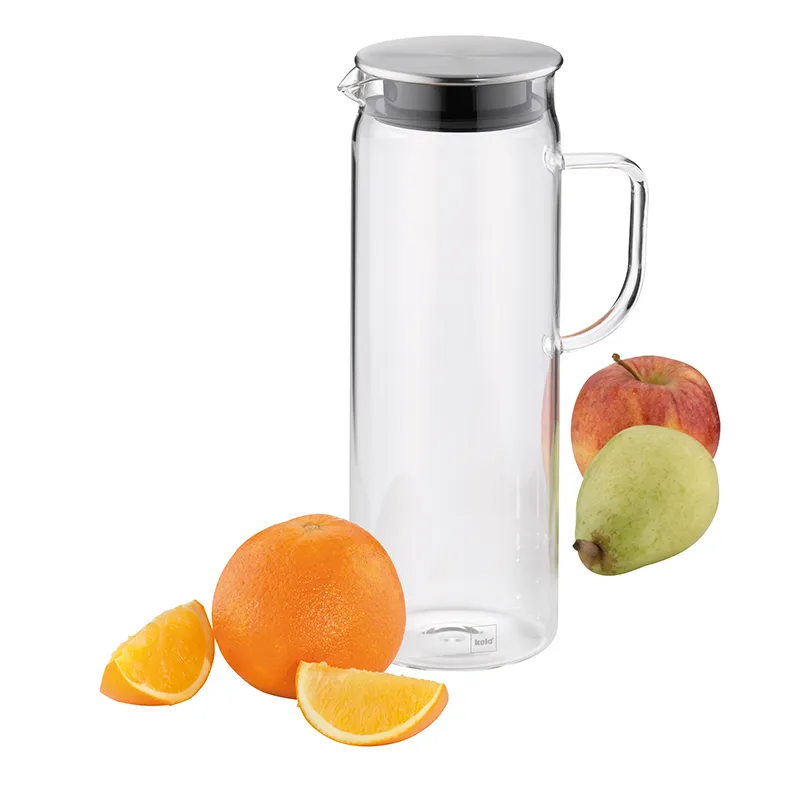 Glaskaraffe mit Deckel und Griff - Wasserkaraffe für Saft und Getränke Glaskaraffe mit Edelstahldeckel und Henkel neben Orange, Birne und Apfel auf weißem Hintergrund