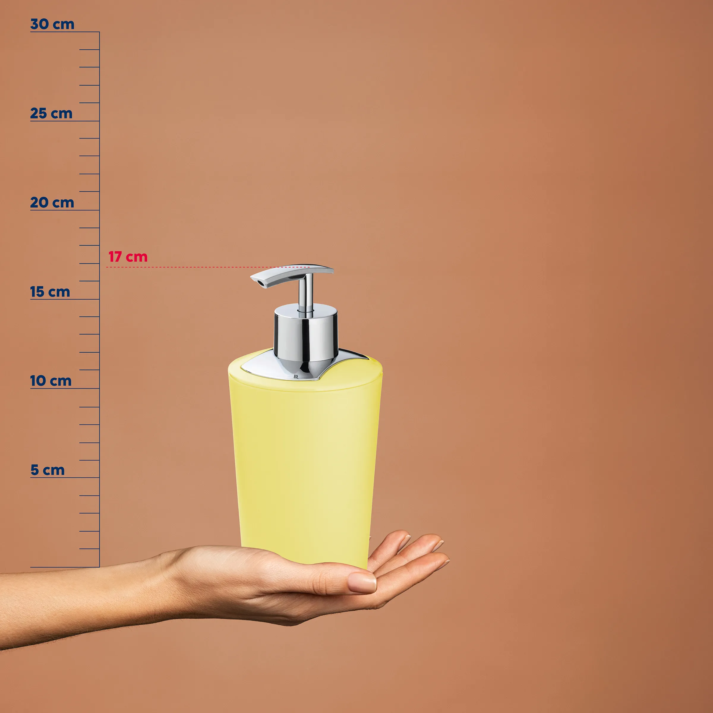 Seifenspender Gelb 17 cm - Badezimmer Spender mit Chrompumpe Gelber Seifenspender mit Chrompumpe, 17 cm hoch, auf Hand vor Messskala