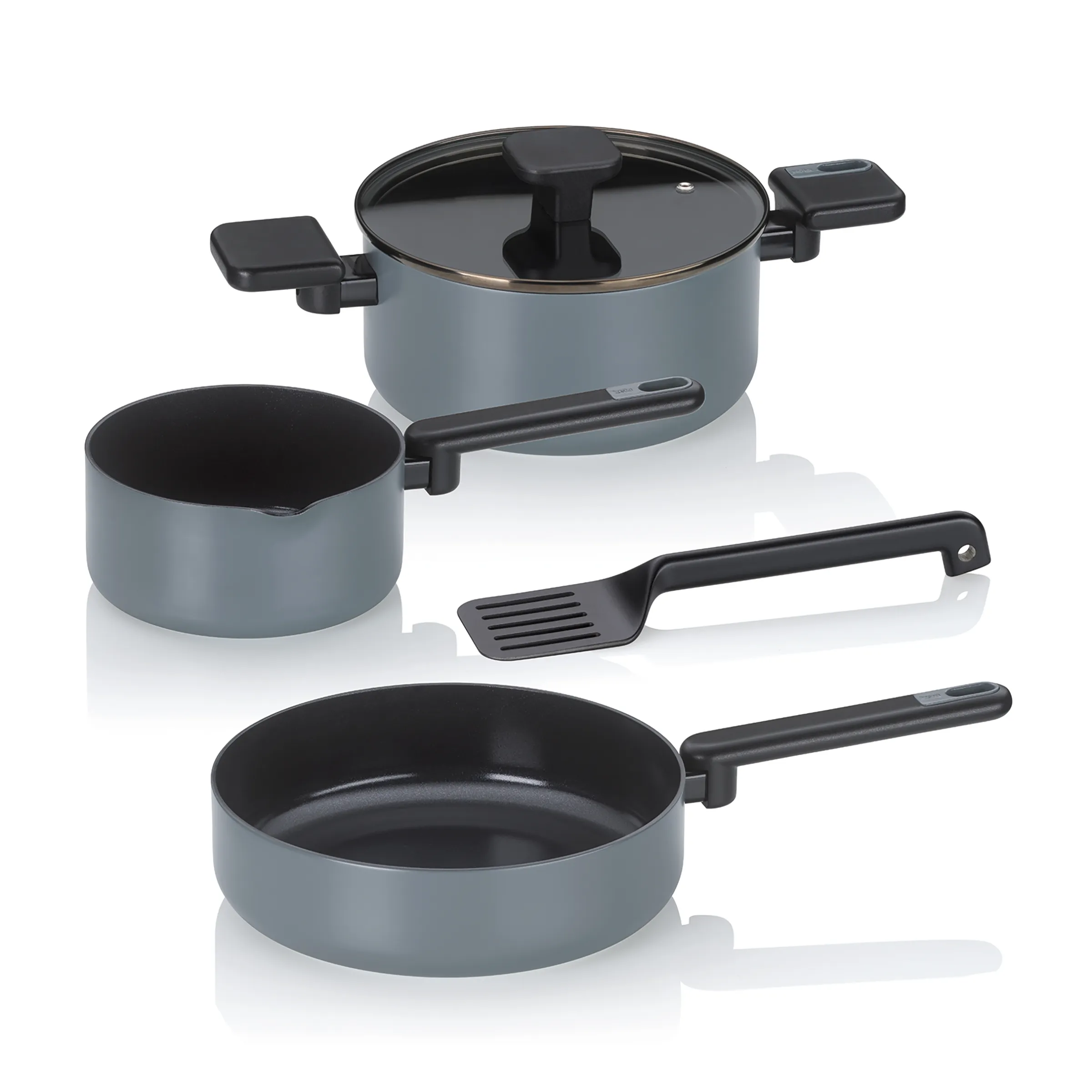 Antihaft-Kochgeschirr-Set 4-teilig mit Topf, Pfanne und Zubehör in Blaugrau Kochgeschirr-Set in Blaugrau mit Topf, Pfanne, Stieltopf und Pfannenwender auf weißem Hintergrund