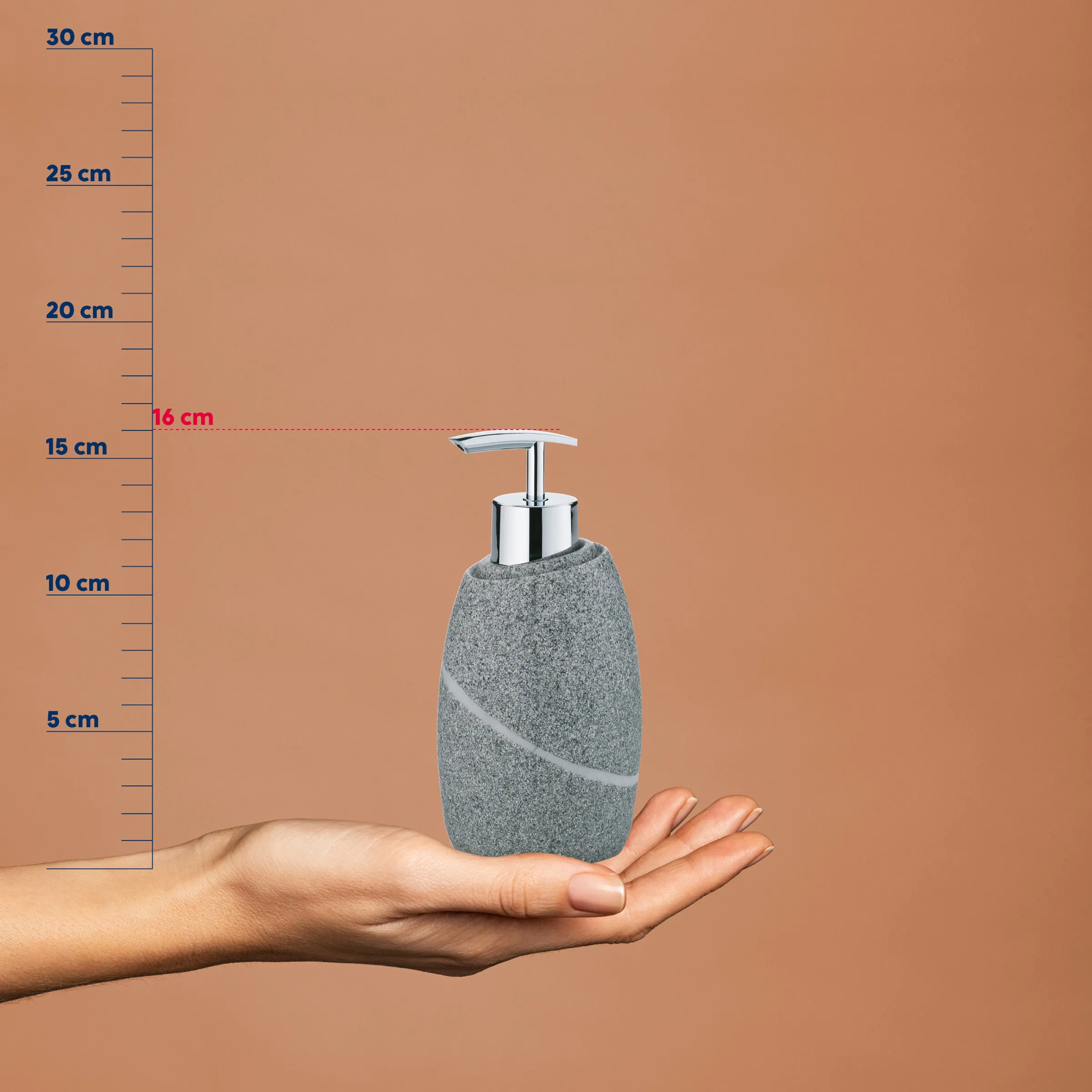 Seifenspender Stein - kompakte Badezimmer Accessoires Grauer Seifenspender aus Stein mit Pumpenschaum auf einer ausgestreckten Hand, Messskala zeigt ca. 16 cm Höhe