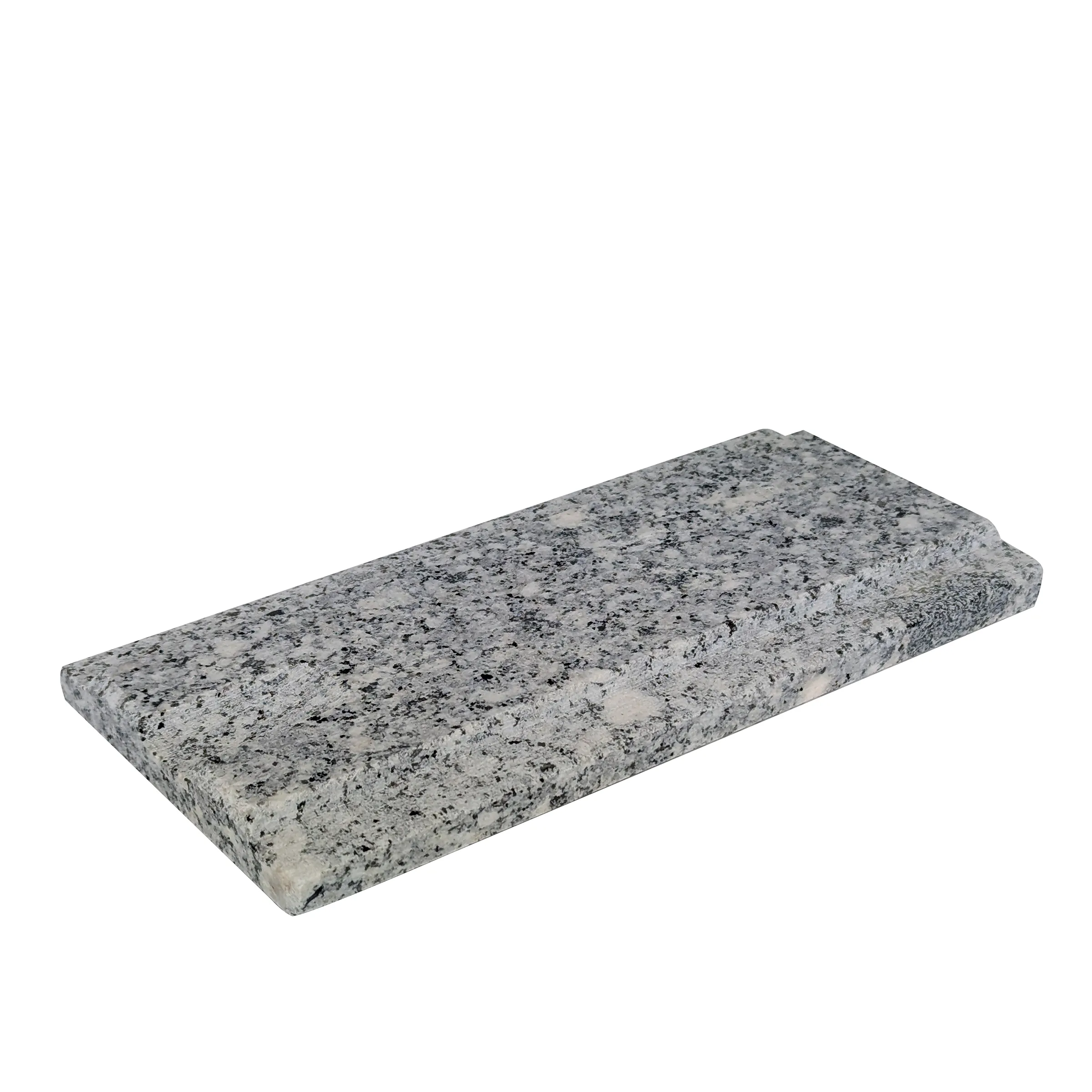Betonstein Pflaster Grau - Naturstein Design Grauer Betonstein mit strukturierter Oberfläche und schwarzen Flecken, rechteckiges Format auf weißem Hintergrund