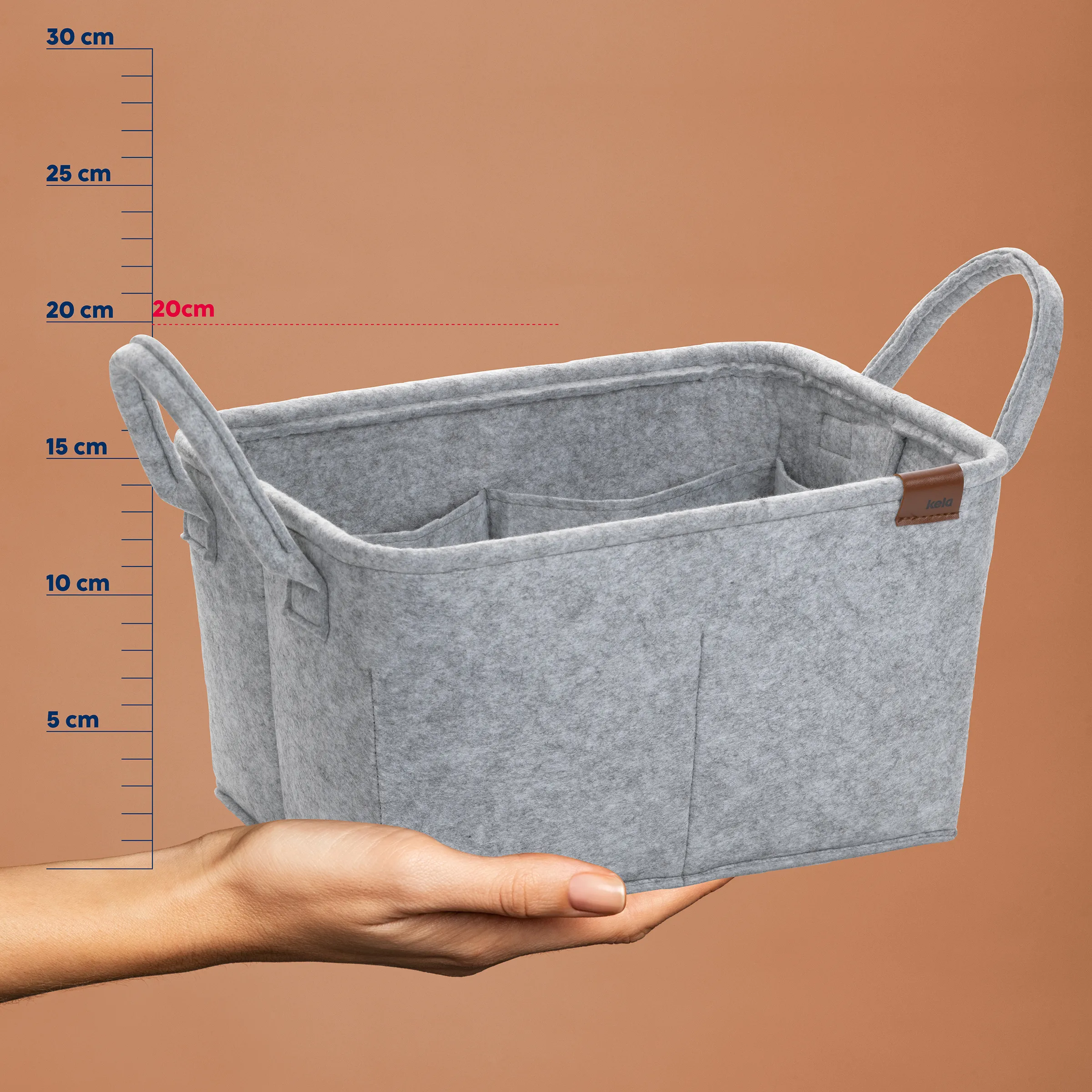 Filzkorb Aufbewahrung mit Henkeln - grau 20cm Grauer Filzkorb mit Henkeln und Maßstab zeigt 20 cm Höhe und Innenfächer für Aufbewahrung