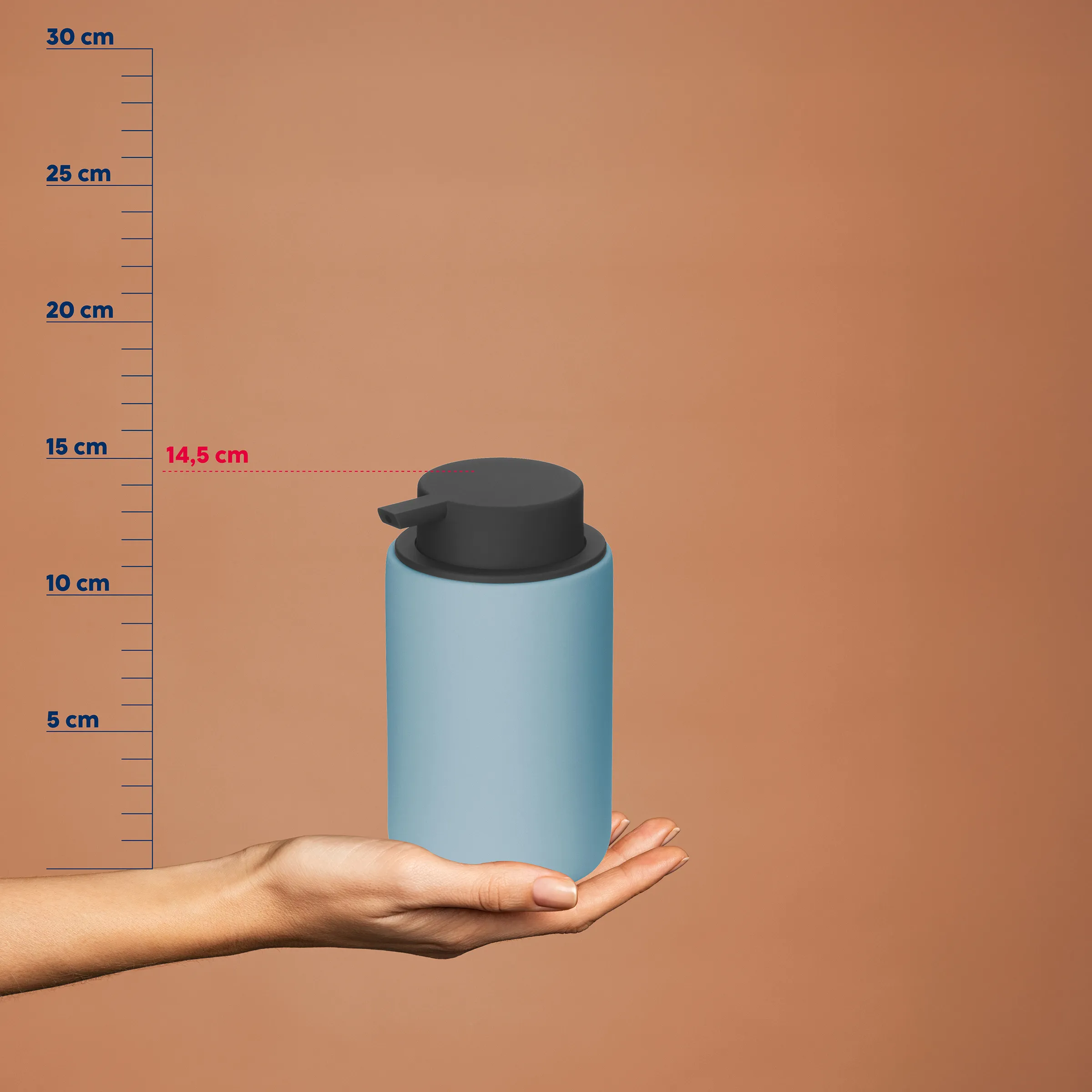 Seifenspender blau mit Pumpe - 14,5 cm Höhe Dosierflasche Blaue Seifenspender-Flasche mit schwarzem Pumpkopf, 14,5 cm hoch, auf Hand vor Maßstab